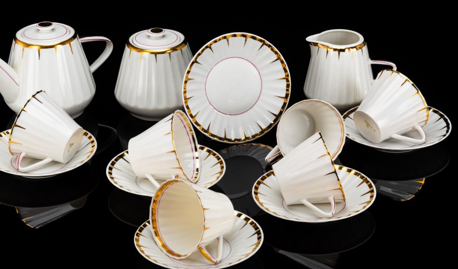 Сервиз чайный с декором в виде золотого дождика на 6 персон (15 предметов), форма "Каннелюрный", автор формы Ольшевский В.Н.