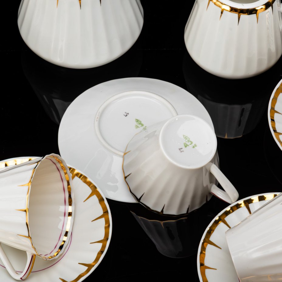 Сервиз чайный с декором в виде золотого дождика на 6 персон (15 предметов), форма "Каннелюрный", автор формы Ольшевский В.Н.