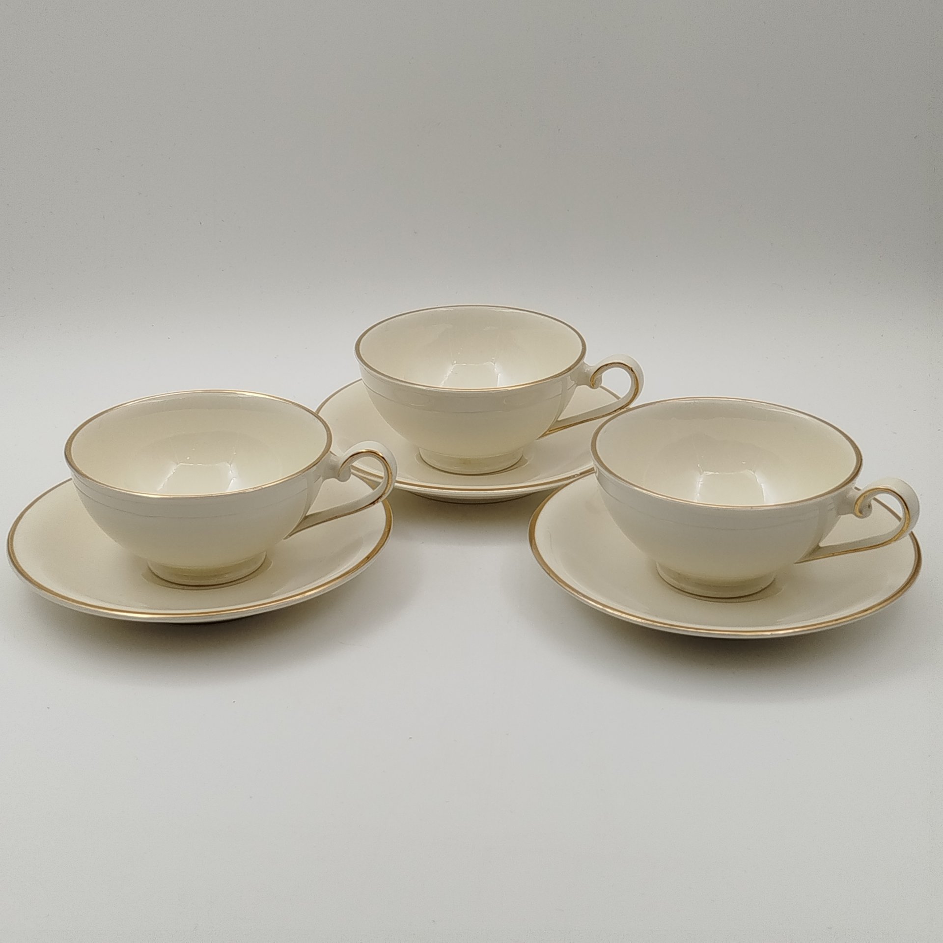Набор чайных пар цвета слоновой кости на 6 персон, Mosa Maastrich, фаянс, золочение, Нидерланды, 1960-1980 гг.