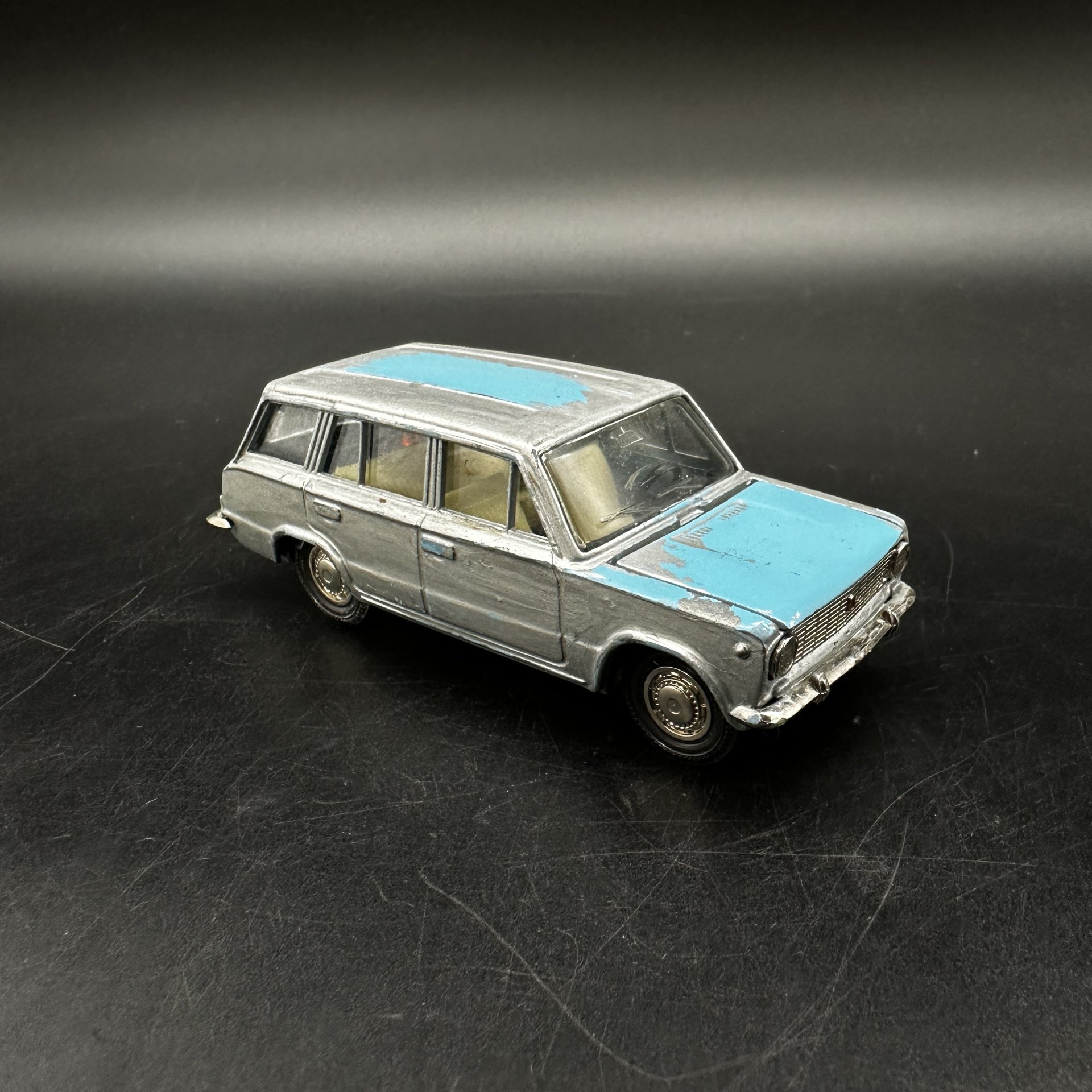 Модель автомобиля "ВАЗ-2102" в оригинальной коробке, в масштабе 1:43