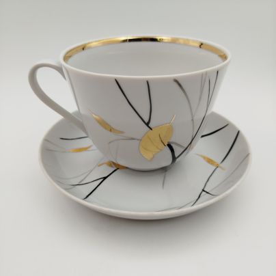 Пара чайная большая, украшенная растительным декором, фарфор, роспись, золочение, Дулевский фарфоровый завод (Дулёво), СССР, 1968-1991 гг.