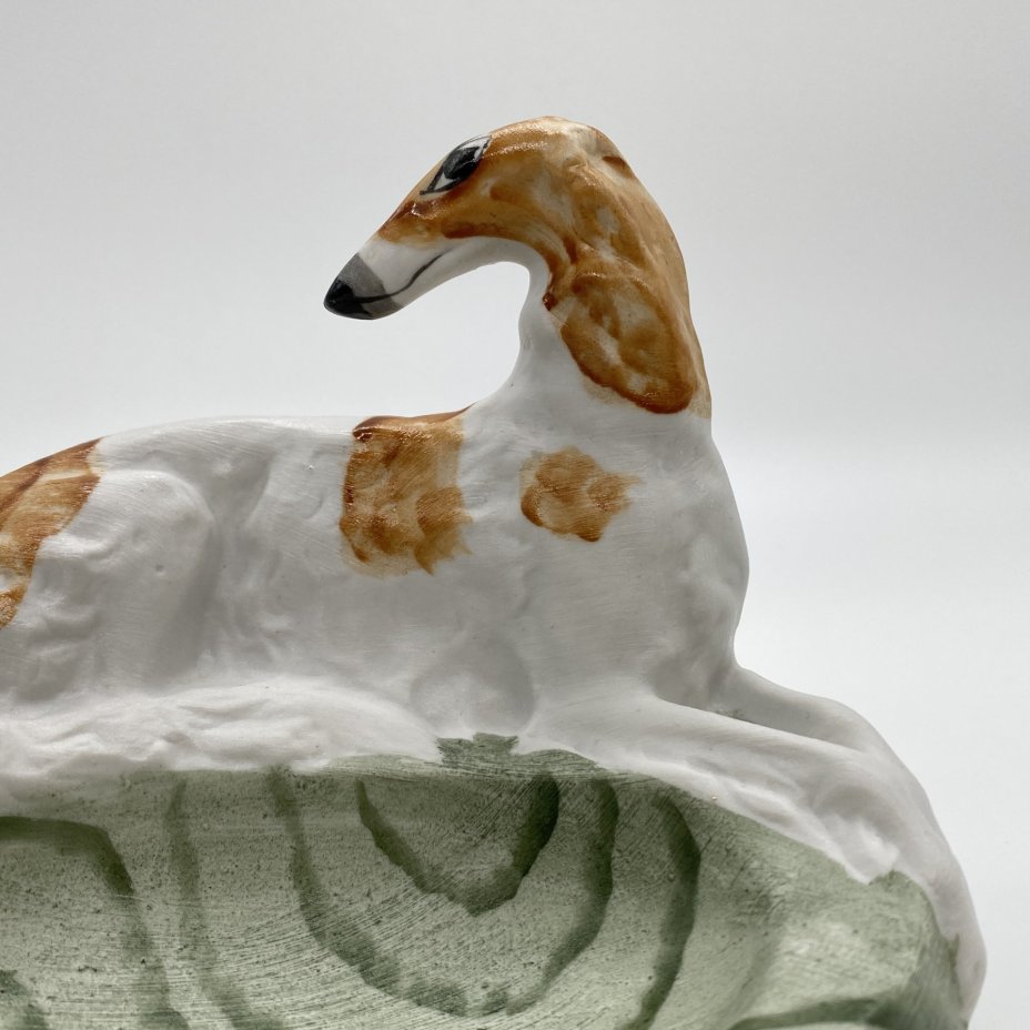Статуэтка (пепельница, лоток для мелочей) "Русская псовая борзая", автор Н.С. Абрамович, фарфор, роспись, Дмитровский фарфоровый завод (ДФЗ Вербилки), Российская Федерация, 1991-2005 гг., Дмитровский фарфоровый завод (ДФЗ Вербилки)