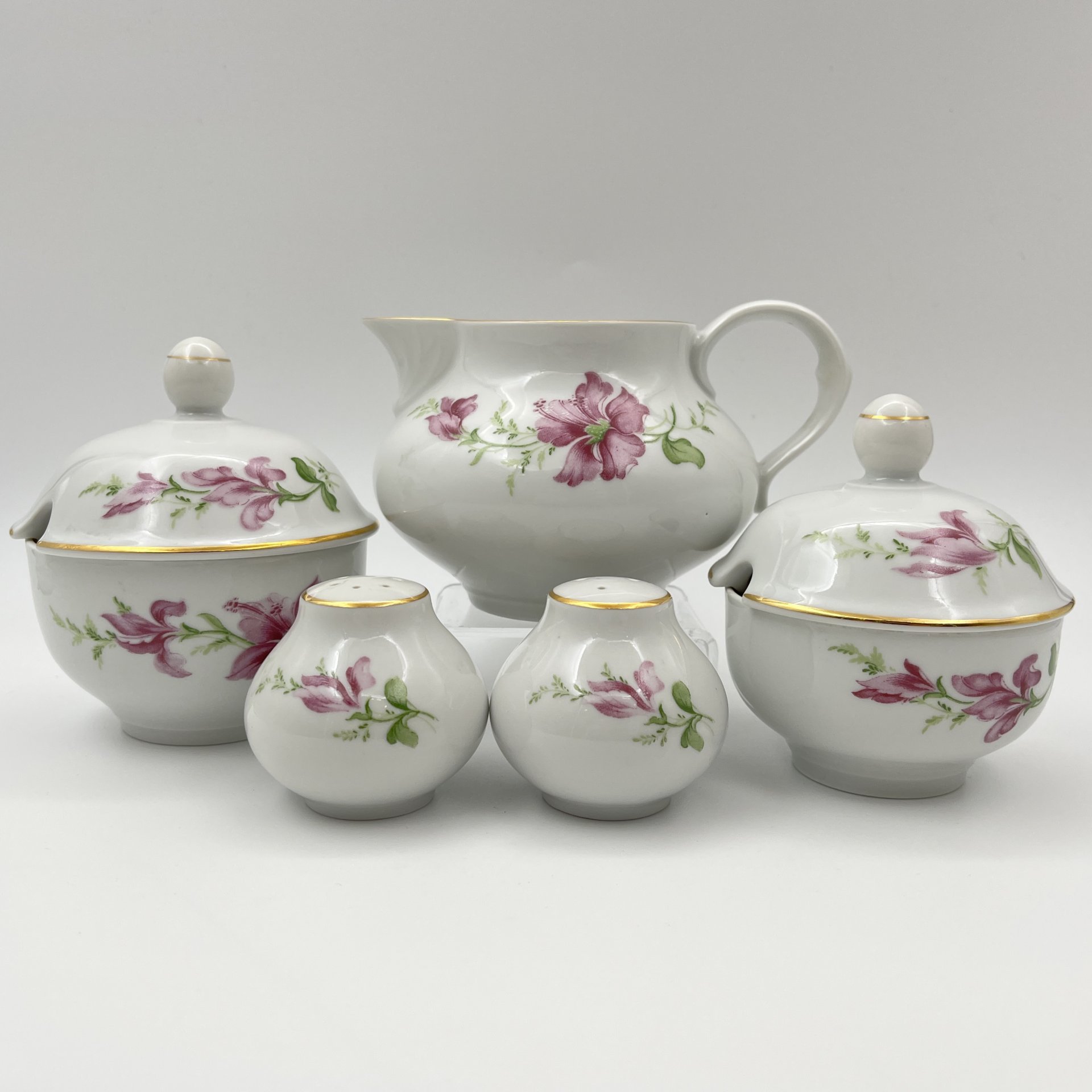 Сервировочный набор (солонка, перечница, две горчичницы, соусник), украшенный цветочным декором, фарфор, деколь, золочение, Freiberger Porzellan, ГДР, 1970-1995 гг.