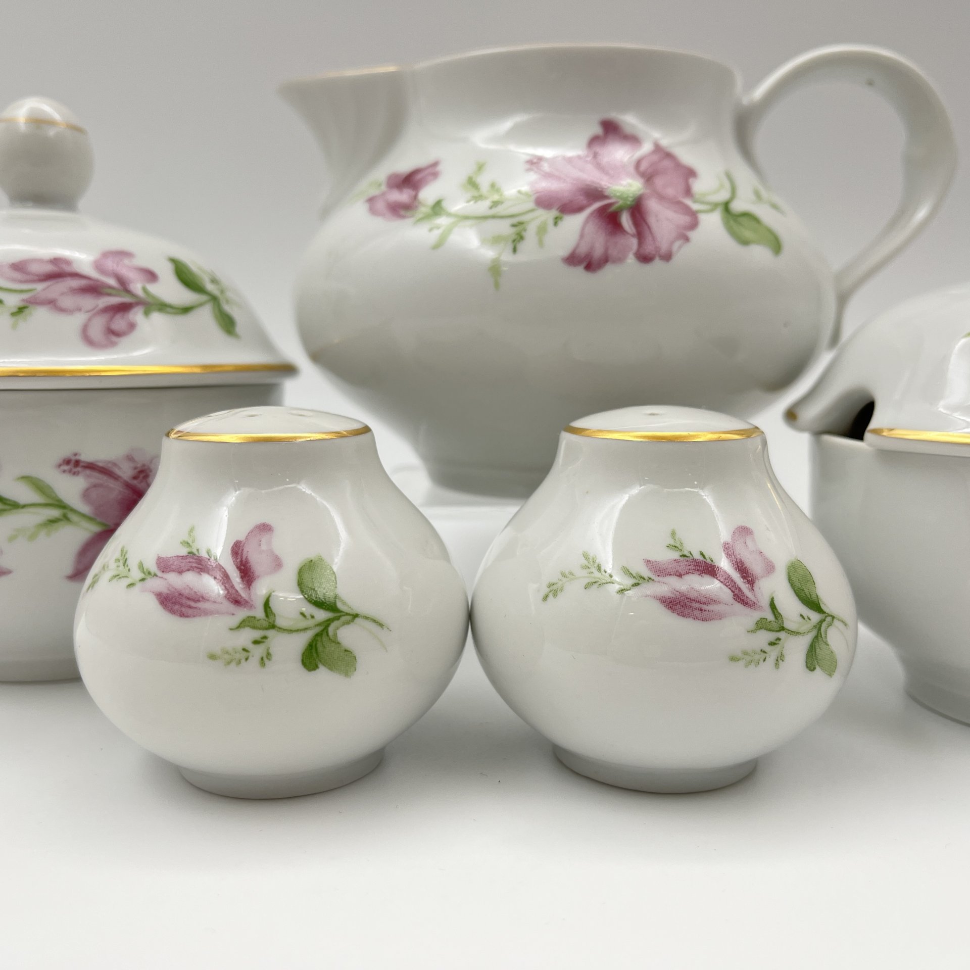 Сервировочный набор (солонка, перечница, две горчичницы, соусник), украшенный цветочным декором, фарфор, деколь, золочение, Freiberger Porzellan, ГДР, 1970-1995 гг.