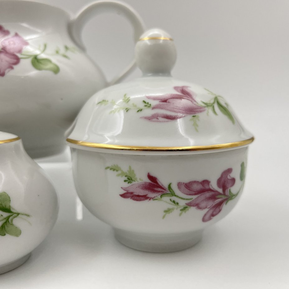 Сервировочный набор (солонка, перечница, две горчичницы, соусник), украшенный цветочным декором, фарфор, деколь, золочение, Freiberger Porzellan, ГДР, 1970-1995 гг.