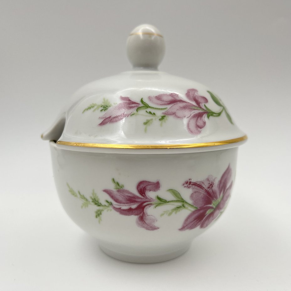 Сервировочный набор (солонка, перечница, две горчичницы, соусник), украшенный цветочным декором, фарфор, деколь, золочение, Freiberger Porzellan, ГДР, 1970-1995 гг.