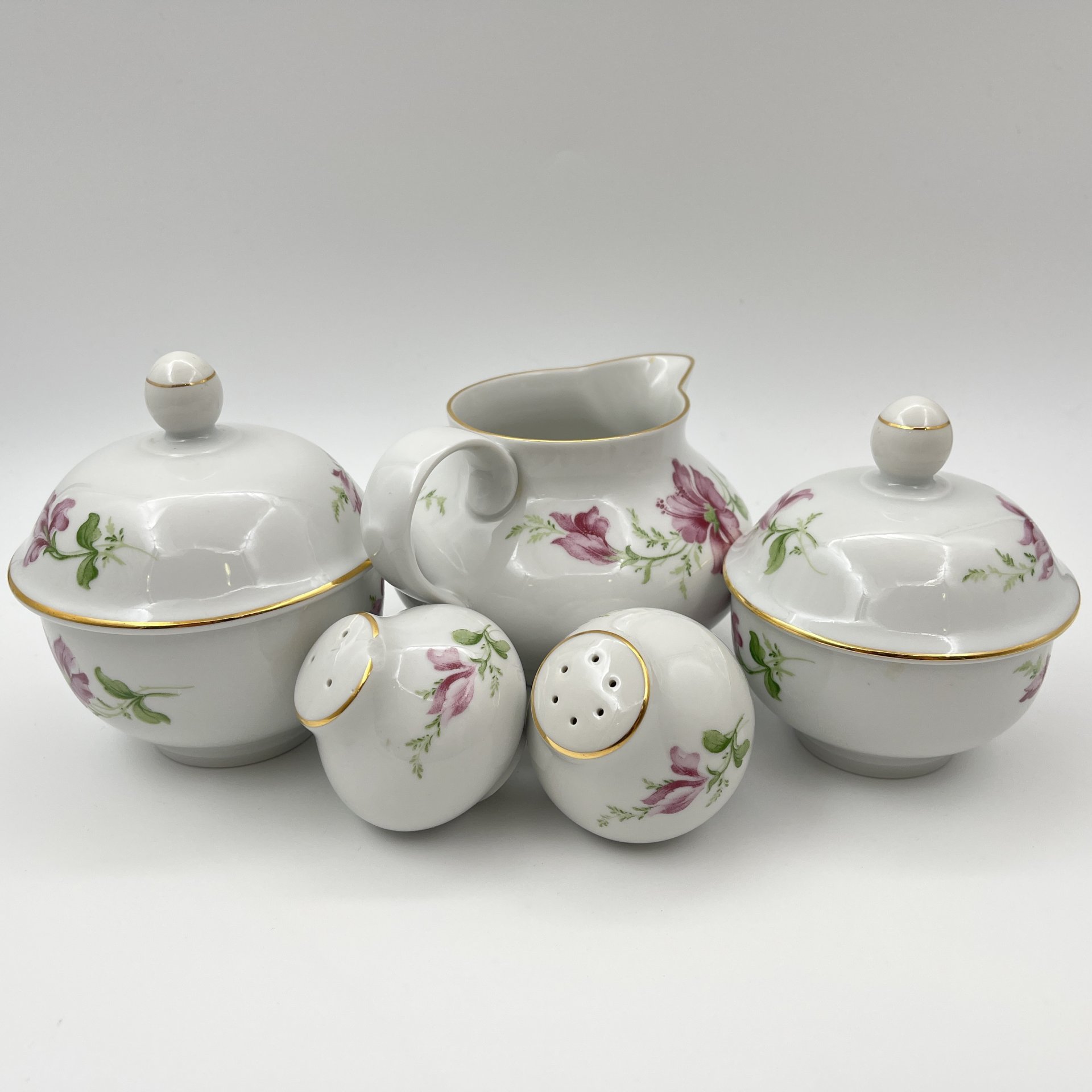 Сервировочный набор (солонка, перечница, две горчичницы, соусник), украшенный цветочным декором, фарфор, деколь, золочение, Freiberger Porzellan, ГДР, 1970-1995 гг.