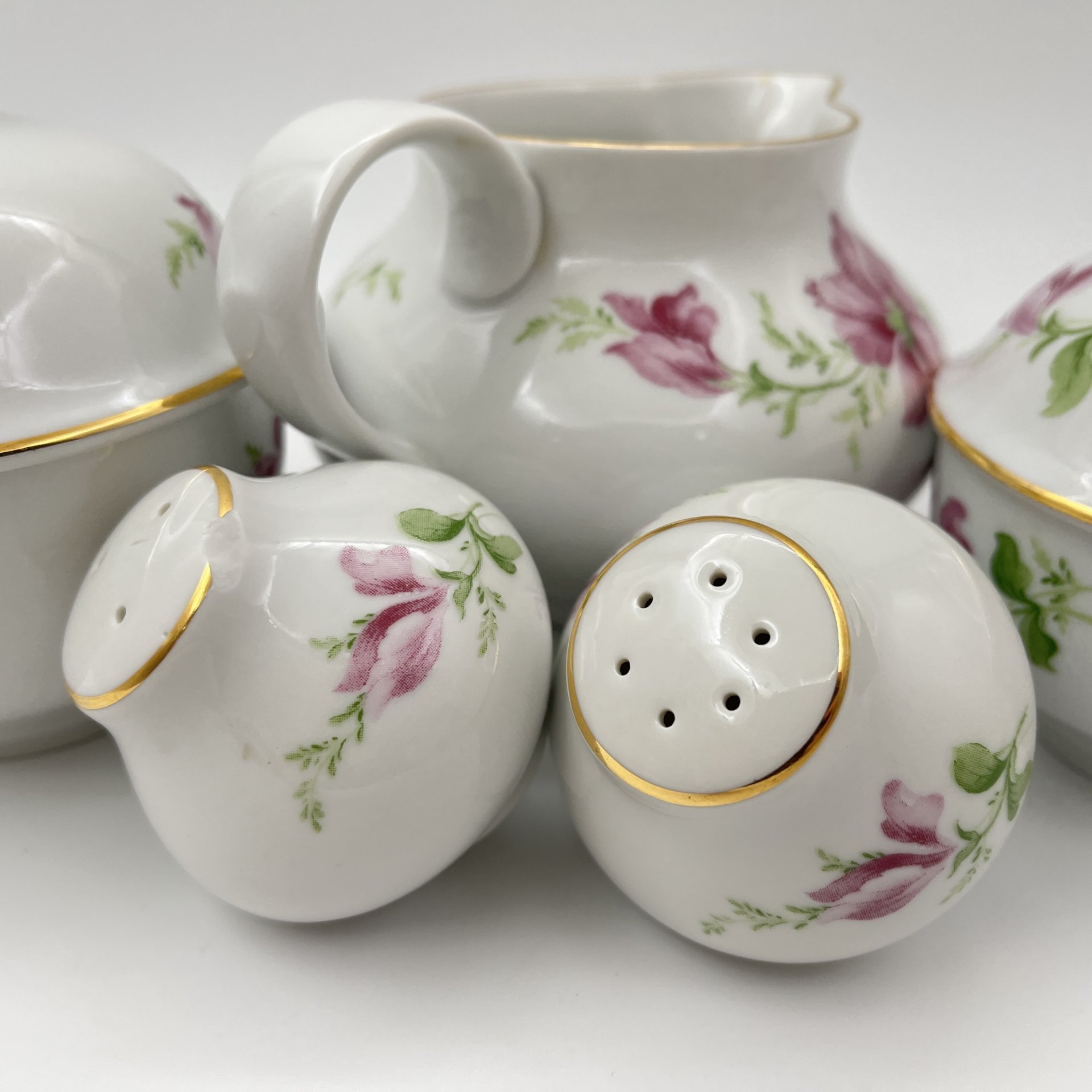 Сервировочный набор (солонка, перечница, две горчичницы, соусник), украшенный цветочным декором, фарфор, деколь, золочение, Freiberger Porzellan, ГДР, 1970-1995 гг.