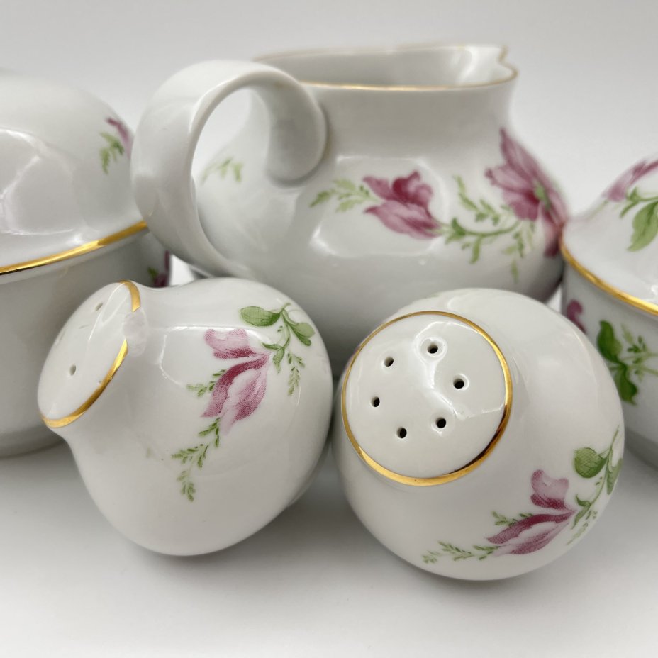 Сервировочный набор (солонка, перечница, две горчичницы, соусник), украшенный цветочным декором, фарфор, деколь, золочение, Freiberger Porzellan, ГДР, 1970-1995 гг.