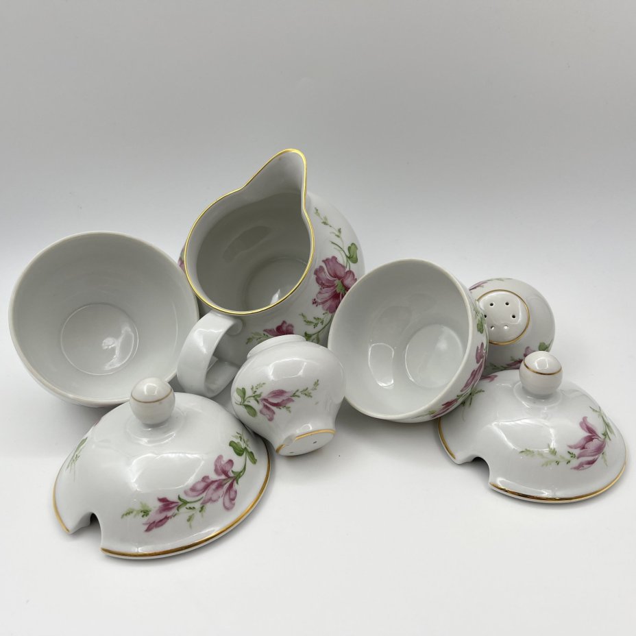 Сервировочный набор (солонка, перечница, две горчичницы, соусник), украшенный цветочным декором, фарфор, деколь, золочение, Freiberger Porzellan, ГДР, 1970-1995 гг.