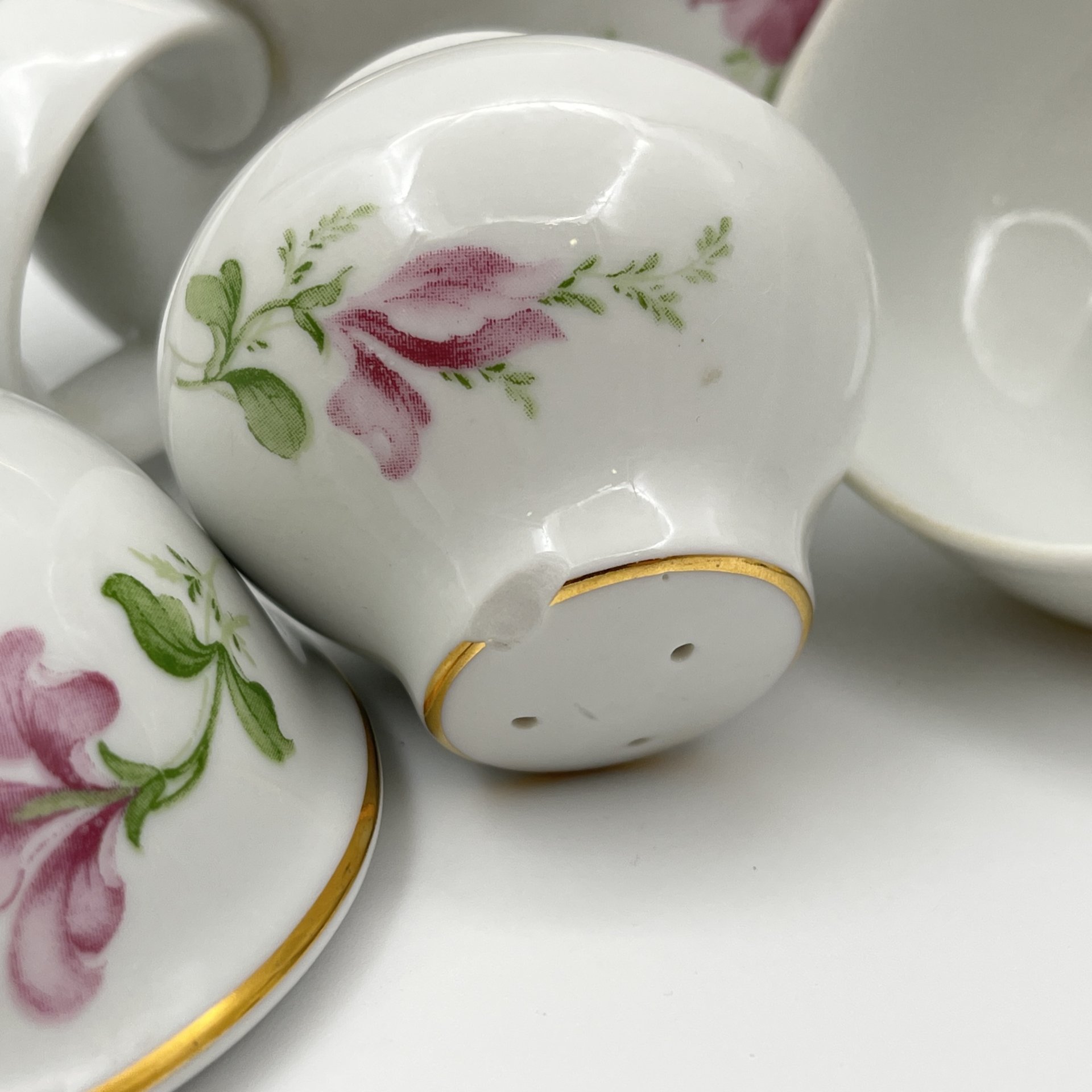 Сервировочный набор (солонка, перечница, две горчичницы, соусник), украшенный цветочным декором, фарфор, деколь, золочение, Freiberger Porzellan, ГДР, 1970-1995 гг.