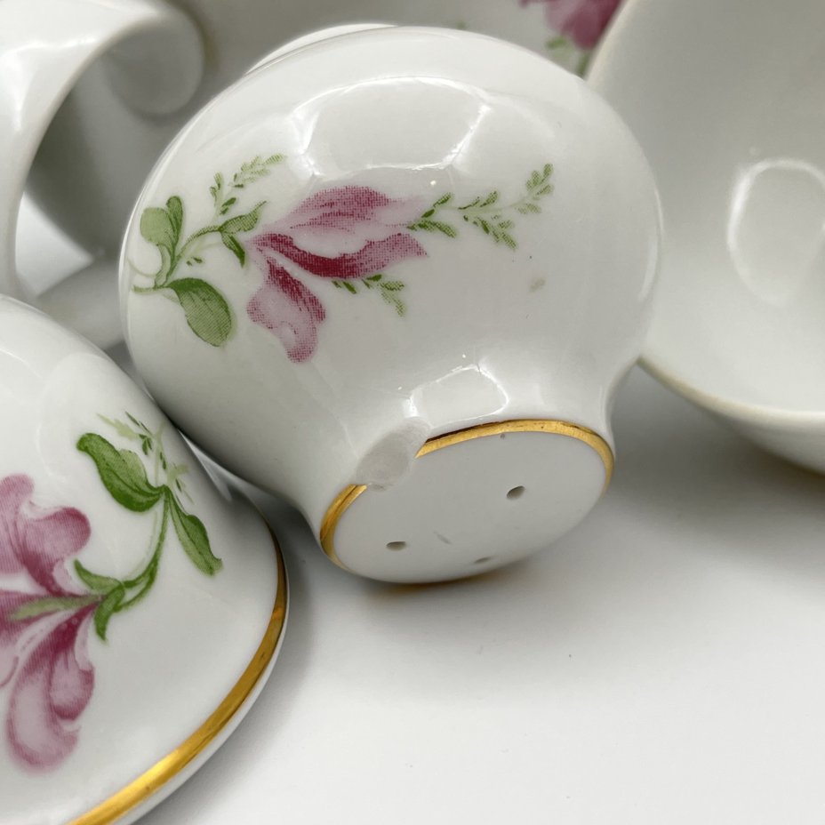 Сервировочный набор (солонка, перечница, две горчичницы, соусник), украшенный цветочным декором, фарфор, деколь, золочение, Freiberger Porzellan, ГДР, 1970-1995 гг.