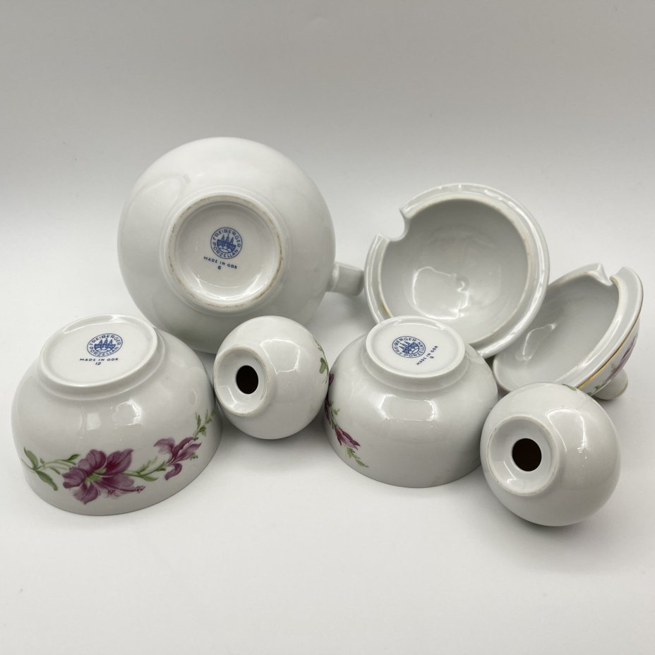 Сервировочный набор (солонка, перечница, две горчичницы, соусник), украшенный цветочным декором, фарфор, деколь, золочение, Freiberger Porzellan, ГДР, 1970-1995 гг.