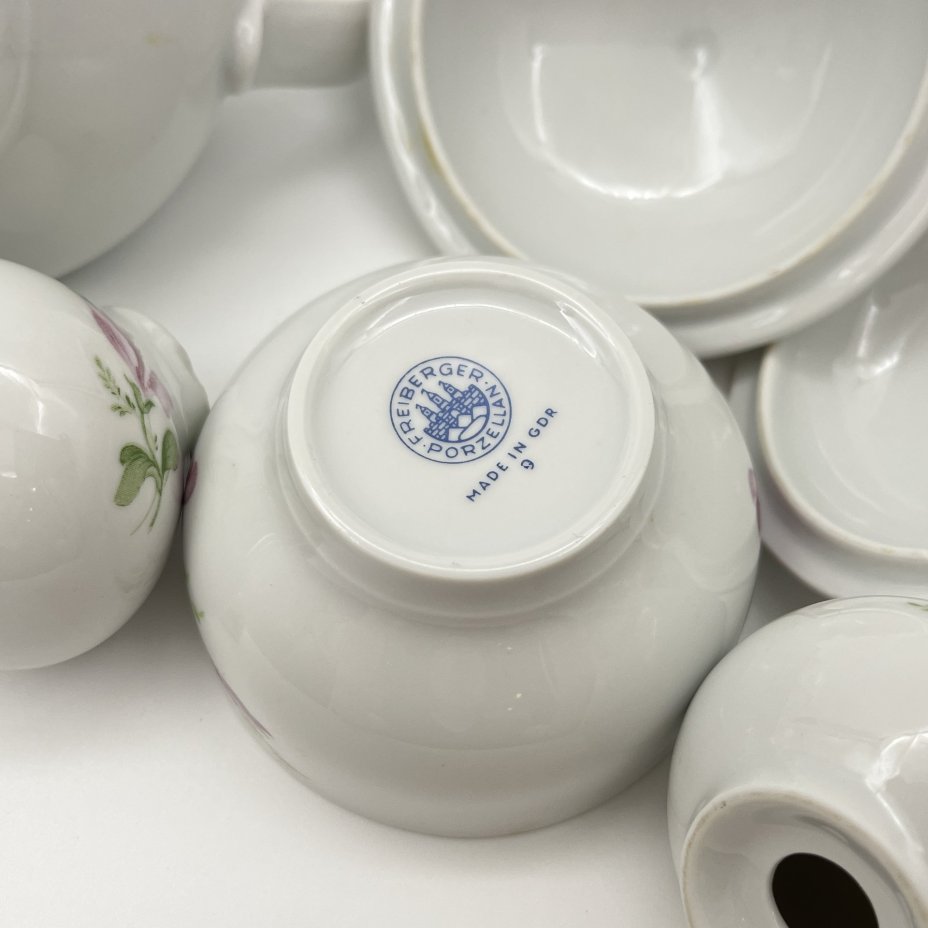 Сервировочный набор (солонка, перечница, две горчичницы, соусник), украшенный цветочным декором, фарфор, деколь, золочение, Freiberger Porzellan, ГДР, 1970-1995 гг.