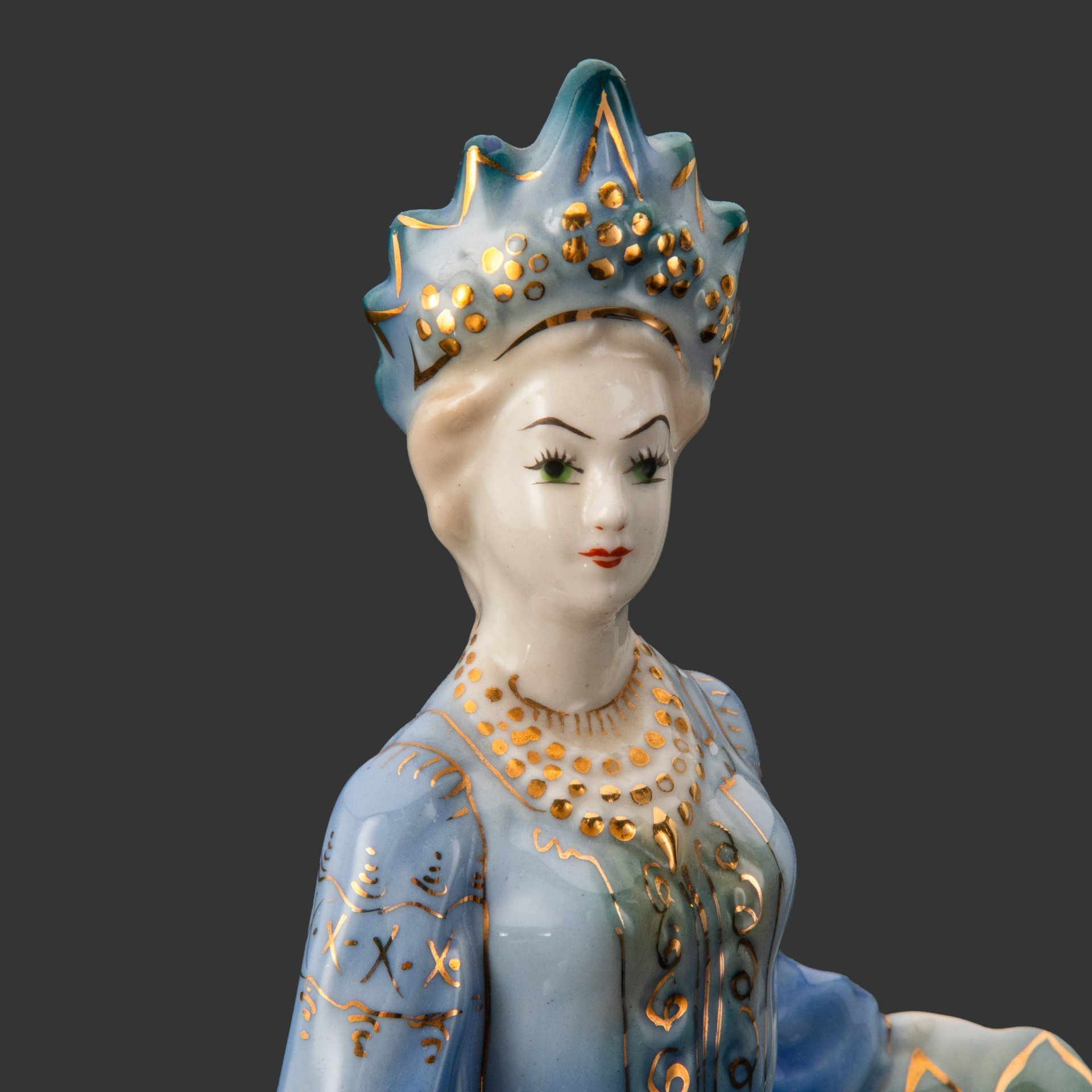 Статуэтка «Хозяйка Медной горы», скульптор Л.Н. Шушканова, фарфор, роспись, золочение, Турыгинский фарфоровый завод артели «Художественная керамика» (Гжель), СССР, 1950-1960 гг.