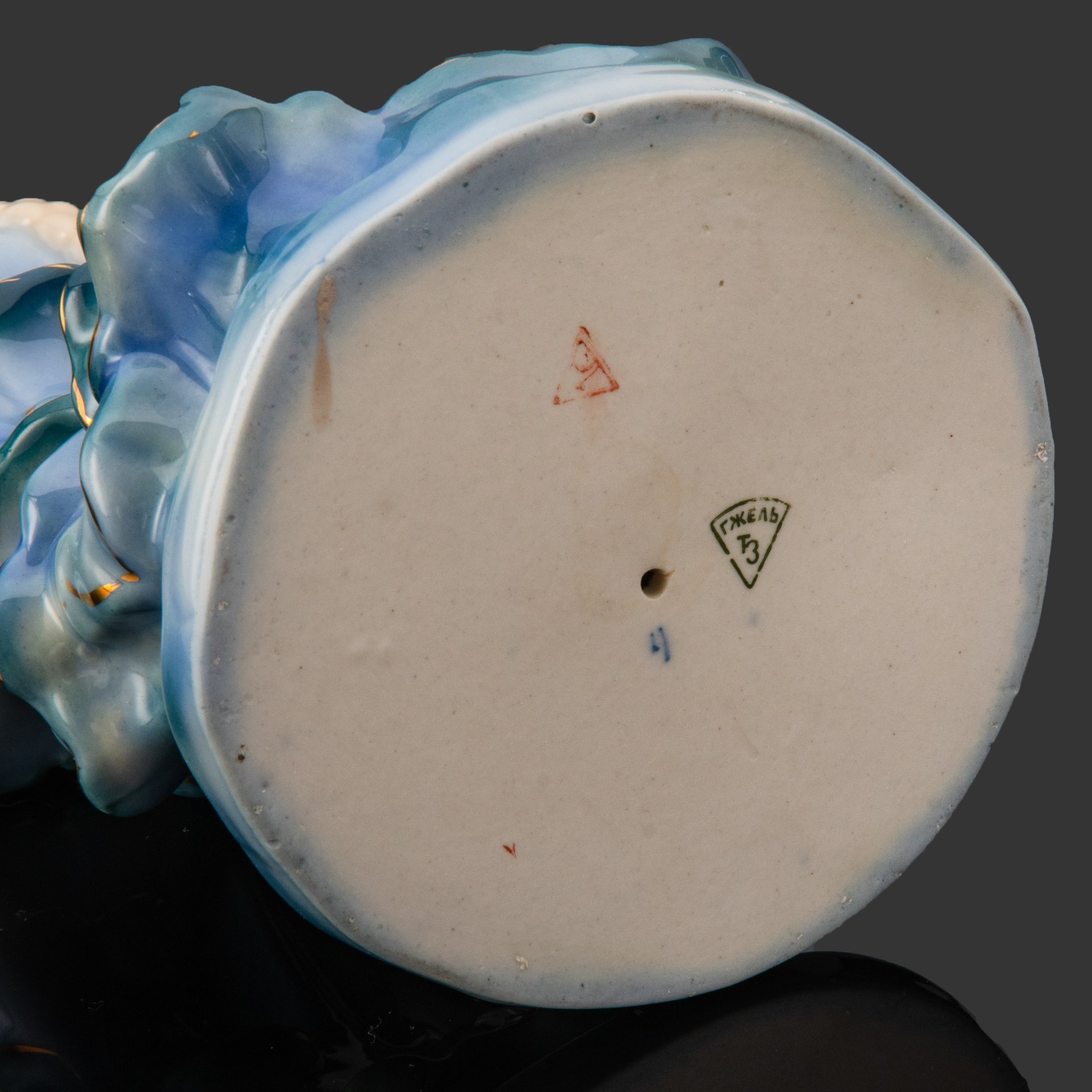 Статуэтка «Хозяйка Медной горы», скульптор Л.Н. Шушканова, фарфор, роспись, золочение, Турыгинский фарфоровый завод артели «Художественная керамика» (Гжель), СССР, 1950-1960 гг.