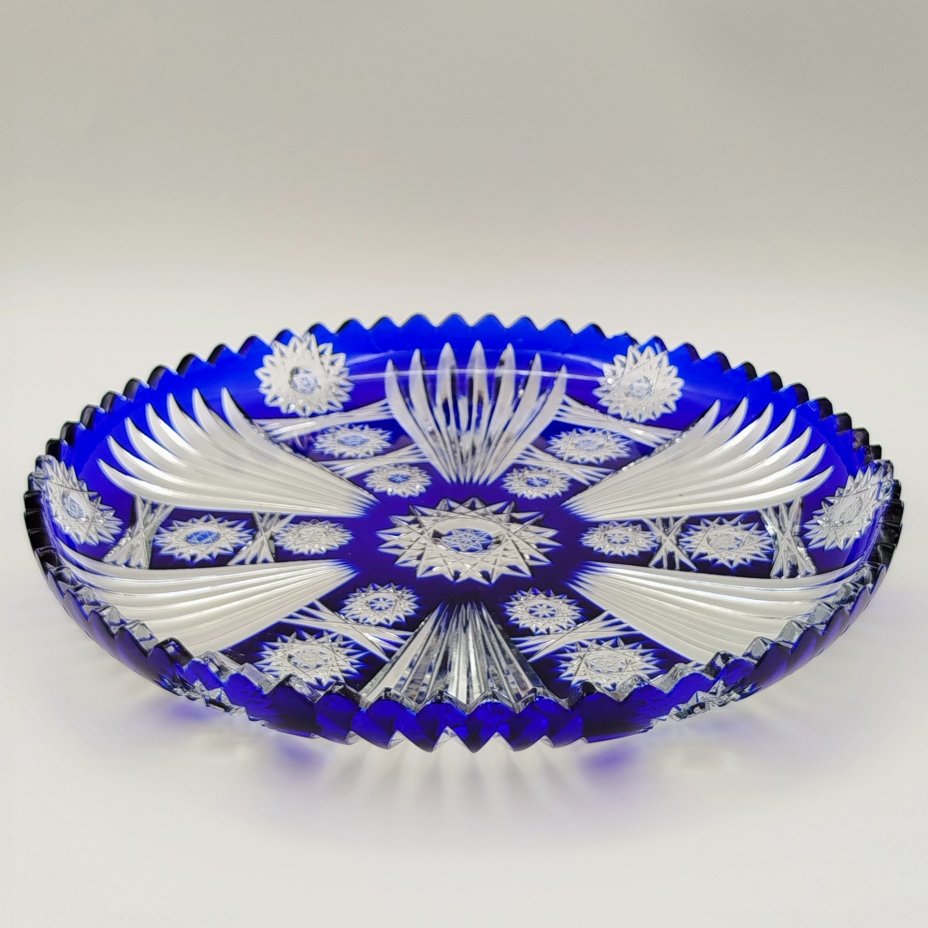 Блюдо кобальтового оттенка круглой формы со звездчатым декором, хрусталь, нацвет, алмазная грань, Европа, 1970-1990 гг.