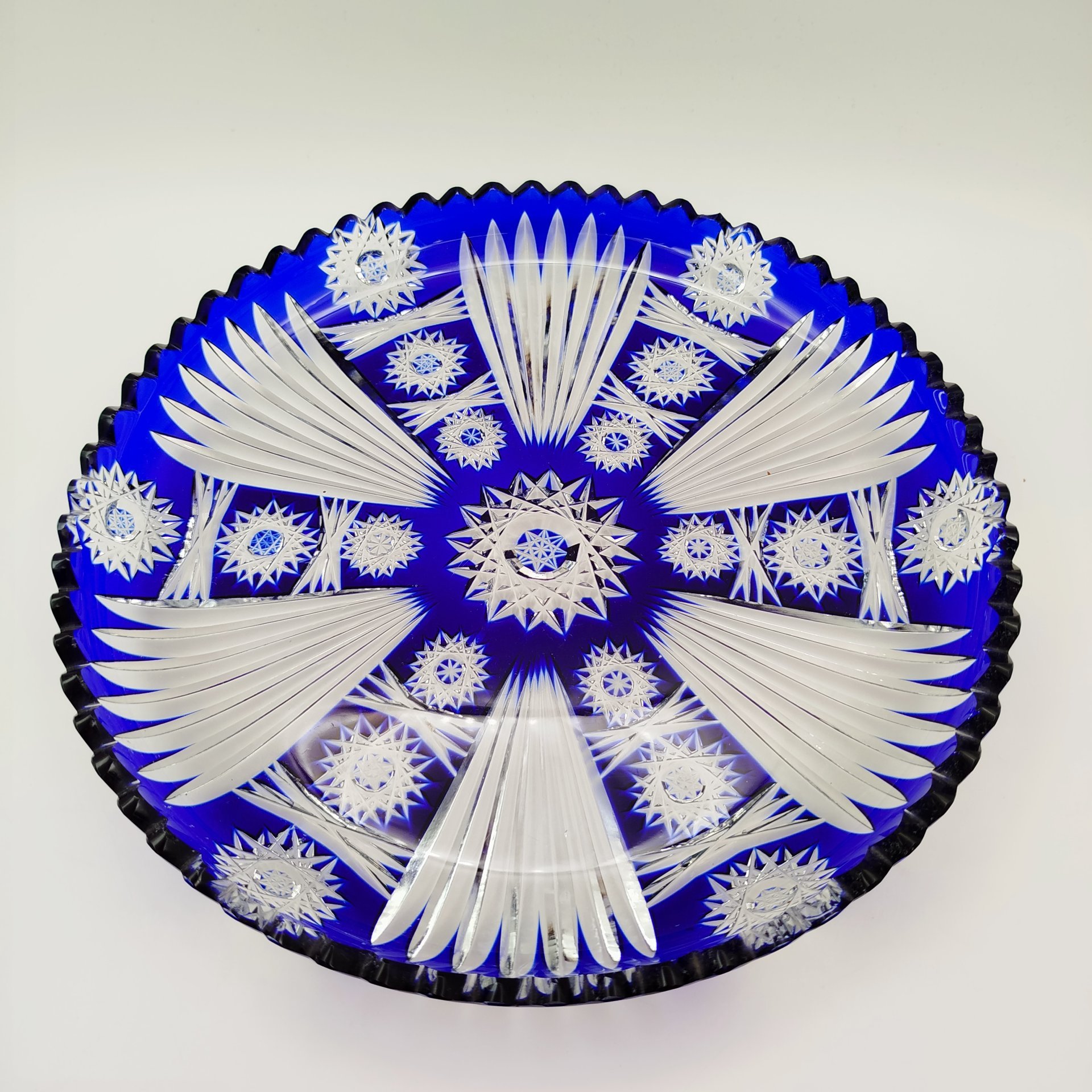 Блюдо кобальтового оттенка круглой формы со звездчатым декором, хрусталь, нацвет, алмазная грань, Европа, 1970-1990 гг.