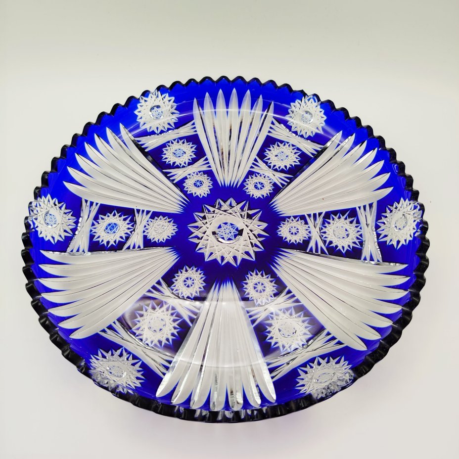 Блюдо кобальтового оттенка круглой формы со звездчатым декором