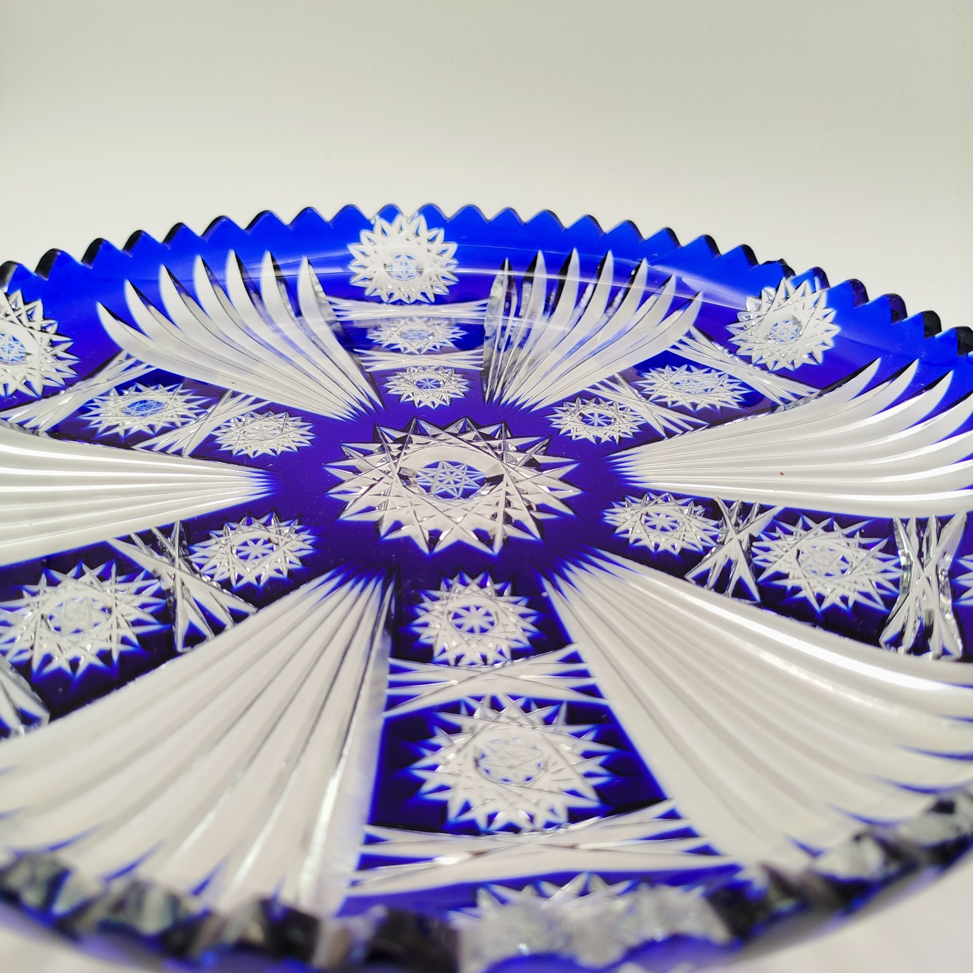 Блюдо кобальтового оттенка круглой формы со звездчатым декором, хрусталь, нацвет, алмазная грань, Европа, 1970-1990 гг.