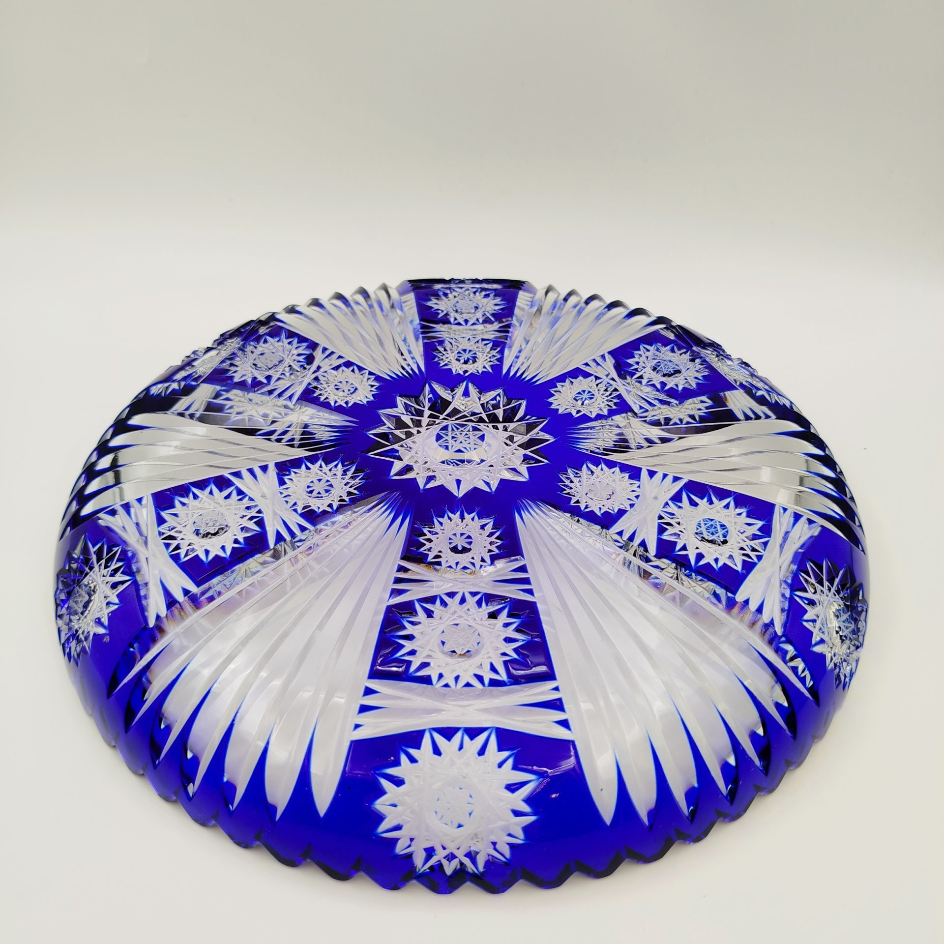 Блюдо кобальтового оттенка круглой формы со звездчатым декором, хрусталь, нацвет, алмазная грань, Европа, 1970-1990 гг.