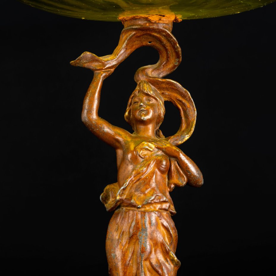 Фруктовница (ваза) в стиле модерн на фигурном основании в виде нимфы на шаре, которая держит чашу зеленоватого оттенка в виде раскрывающейся водяной лилии, loetz (?)