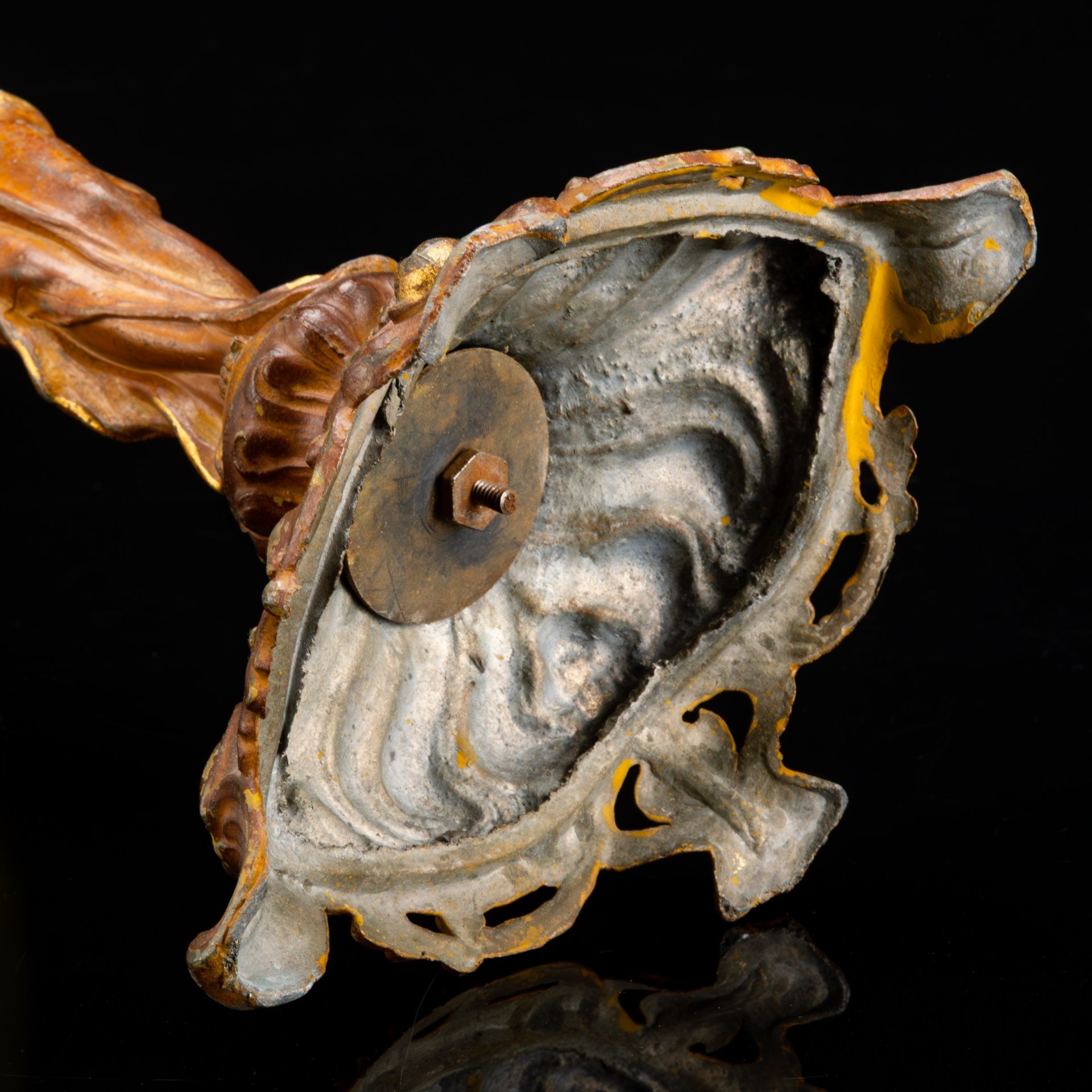 Фруктовница (ваза) в стиле модерн на фигурном основании в виде нимфы на шаре, которая держит чашу зеленоватого оттенка в виде раскрывающейся водяной лилии, loetz (?), металл, литье, формовка, стекло, гутная техника, иризация, Западная Европа, 1900-1920 гг.