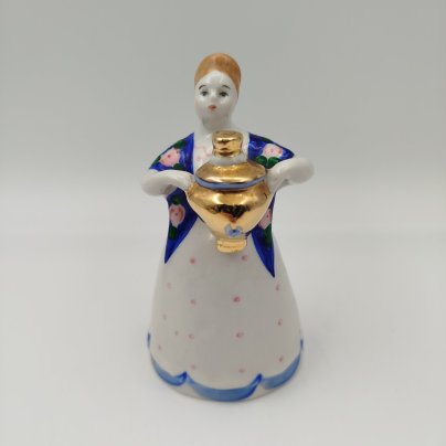 Статуэтка "Девушка с самоваром" (Чаепитие) скульптор Н. А. Малышева, фарфор, роспись, золочение, Дулевский фарфоровый завод (Дулёво), СССР, 1968-1991 гг.