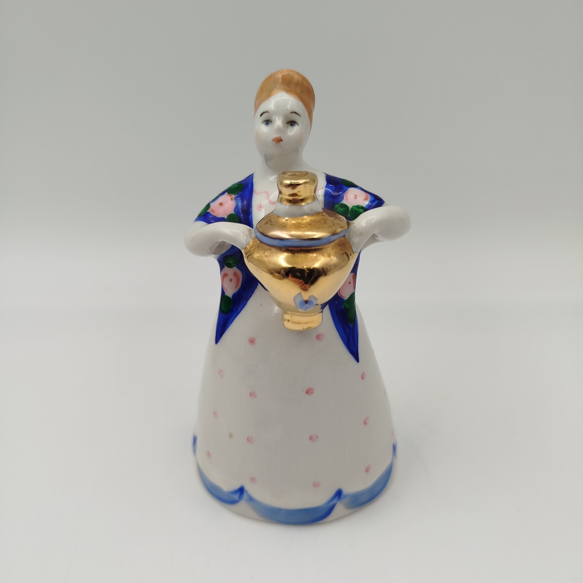 Статуэтка "Девушка с самоваром" (Чаепитие) скульптор Н. А. Малышева, фарфор, роспись, золочение, Дулевский фарфоровый завод (Дулёво), СССР, 1968-1991 гг.