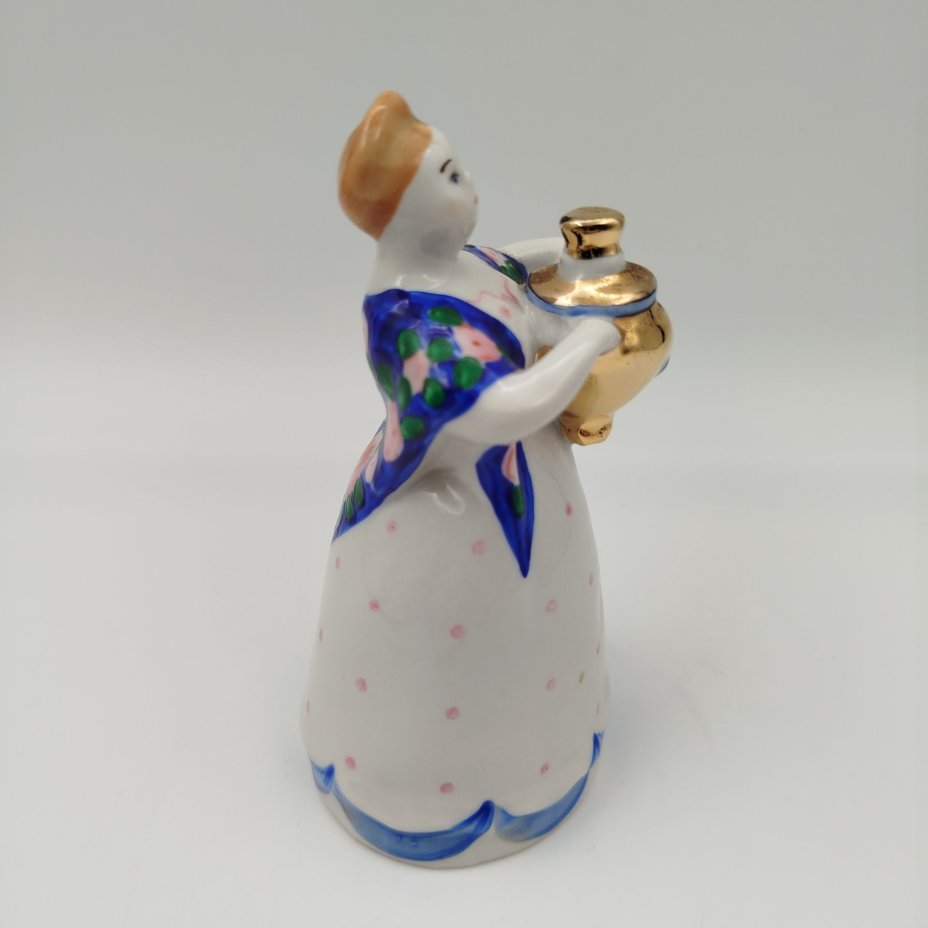Статуэтка "Девушка с самоваром" (Чаепитие) скульптор Н. А. Малышева, фарфор, роспись, золочение, Дулевский фарфоровый завод (Дулёво), СССР, 1968-1991 гг.