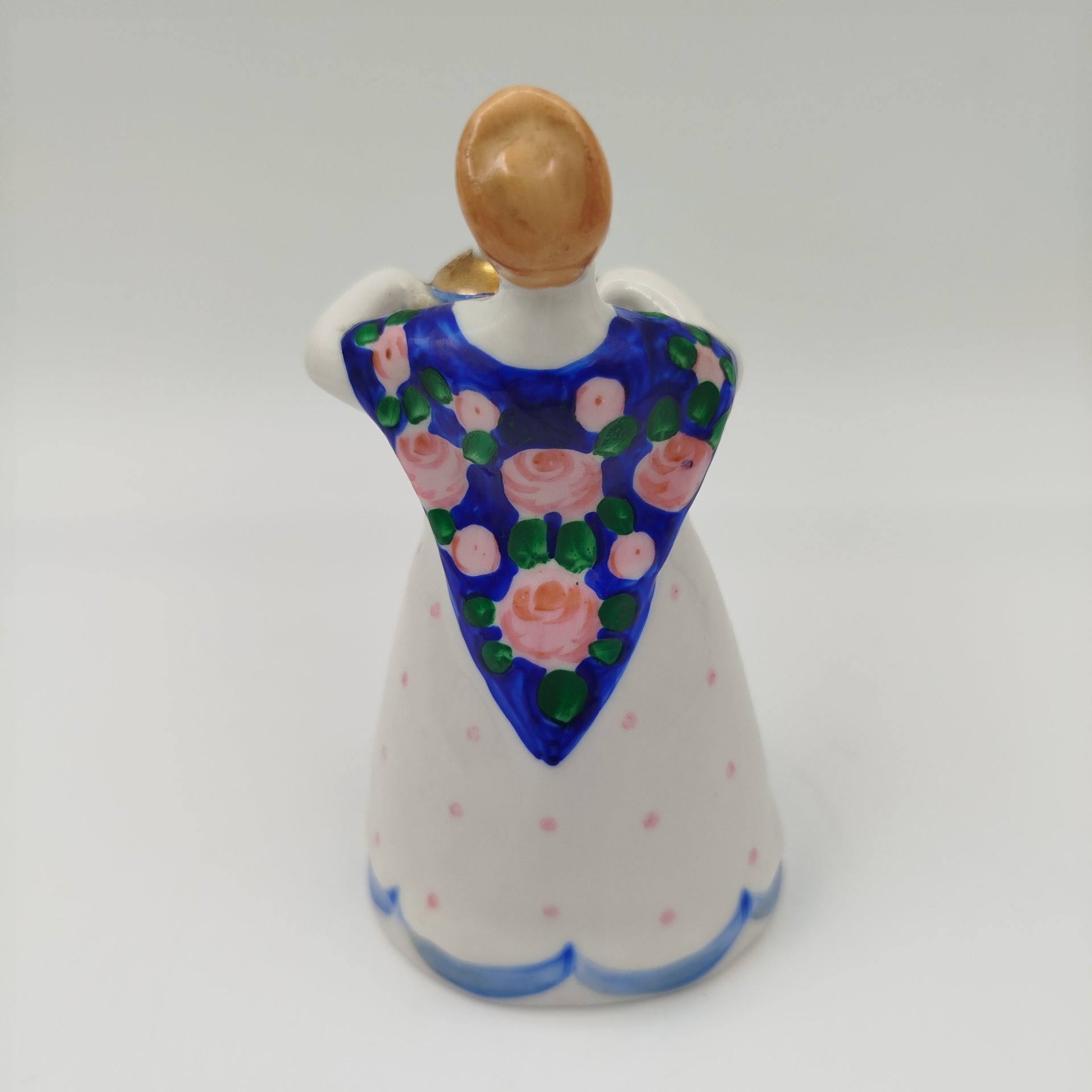 Статуэтка "Девушка с самоваром" (Чаепитие) скульптор Н. А. Малышева, фарфор, роспись, золочение, Дулевский фарфоровый завод (Дулёво), СССР, 1968-1991 гг.