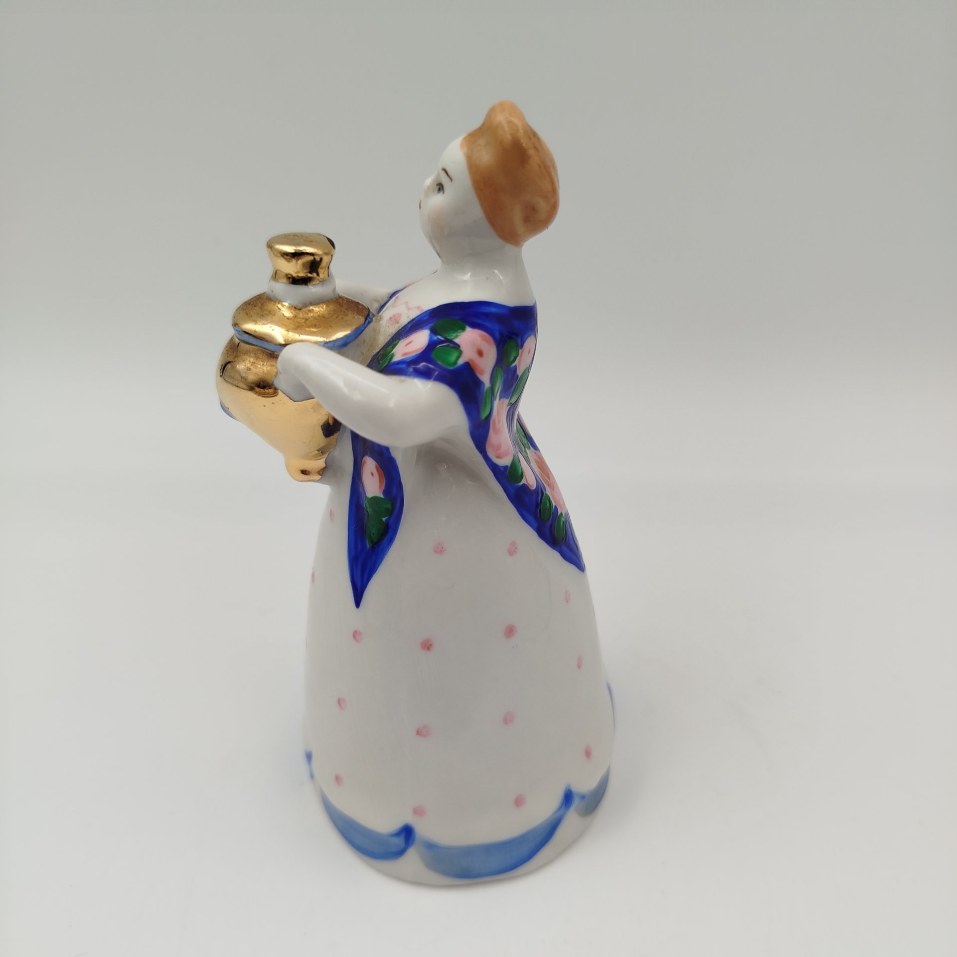 Статуэтка "Девушка с самоваром" (Чаепитие) скульптор Н. А. Малышева, фарфор, роспись, золочение, Дулевский фарфоровый завод (Дулёво), СССР, 1968-1991 гг.