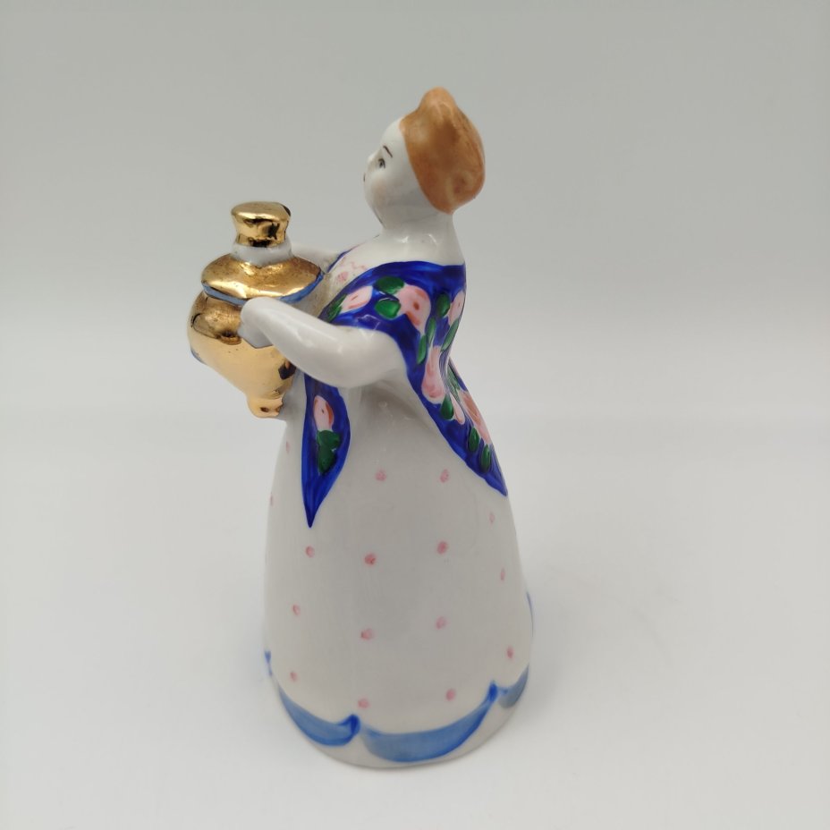 Статуэтка "Девушка с самоваром" (Чаепитие) скульптор Н. А. Малышева, фарфор, роспись, золочение, Дулевский фарфоровый завод (Дулёво), СССР, 1968-1991 гг.