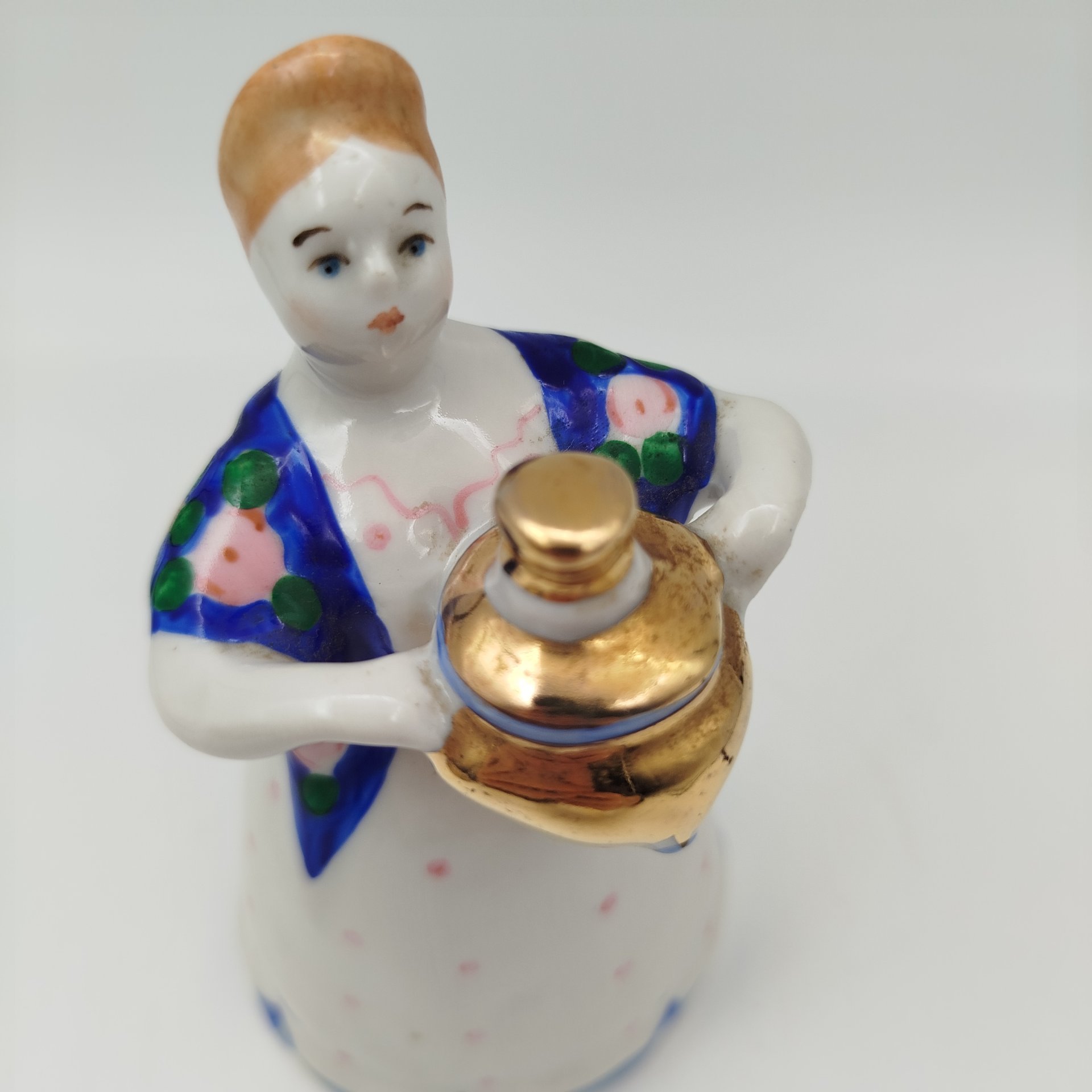 Статуэтка "Девушка с самоваром" (Чаепитие) скульптор Н. А. Малышева, фарфор, роспись, золочение, Дулевский фарфоровый завод (Дулёво), СССР, 1968-1991 гг.