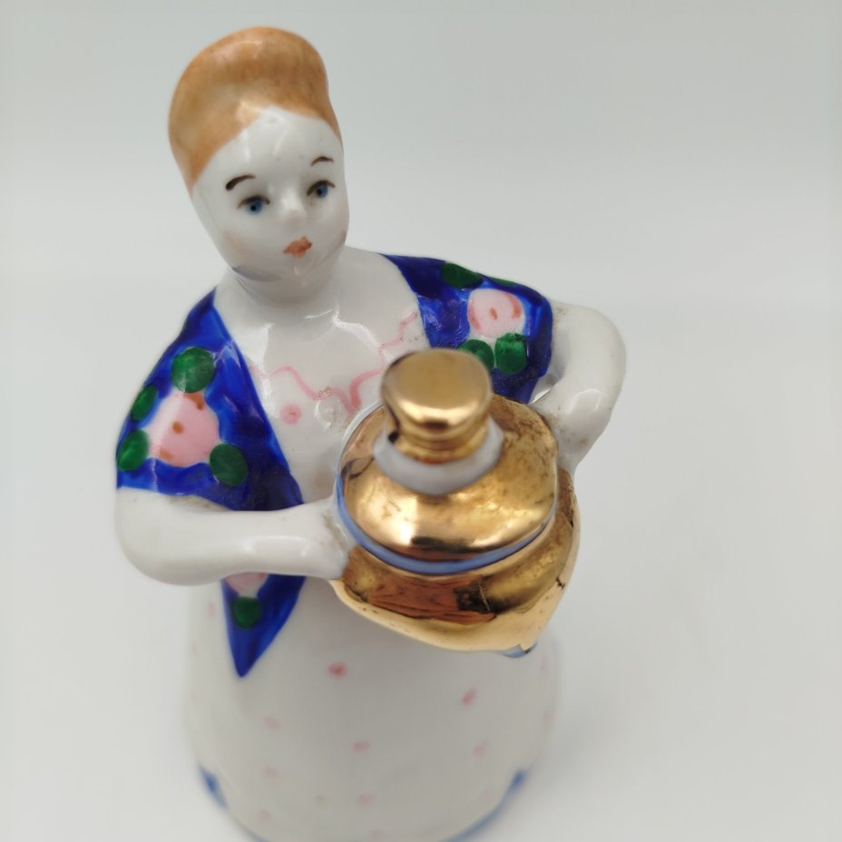 Статуэтка "Девушка с самоваром" (Чаепитие) скульптор Н. А. Малышева, фарфор, роспись, золочение, Дулевский фарфоровый завод (Дулёво), СССР, 1968-1991 гг.
