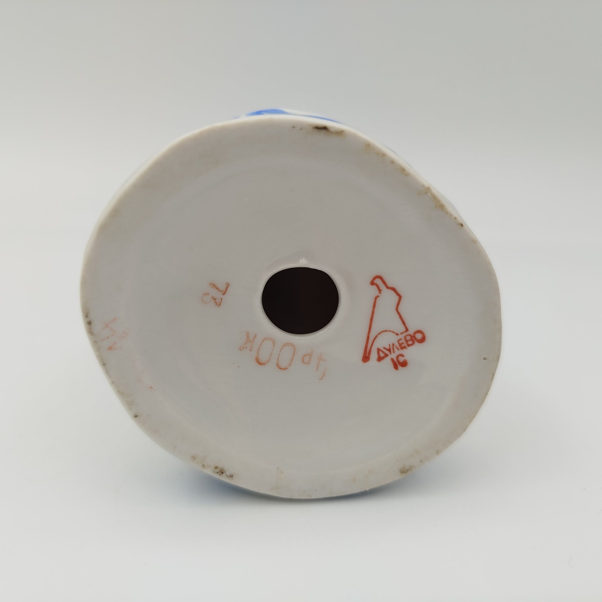 Статуэтка "Девушка с самоваром" (Чаепитие) скульптор Н. А. Малышева, фарфор, роспись, золочение, Дулевский фарфоровый завод (Дулёво), СССР, 1968-1991 гг.