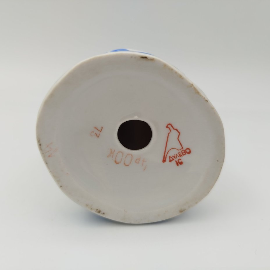 Статуэтка "Девушка с самоваром" (Чаепитие) скульптор Н. А. Малышева, фарфор, роспись, золочение, Дулевский фарфоровый завод (Дулёво), СССР, 1968-1991 гг.