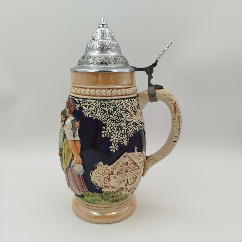 Кружка пивная с крышкой, украшенная трактирной сценой, керамика, олово, серебрение, люстр, роспись, Германия, 1960-1990 гг.
