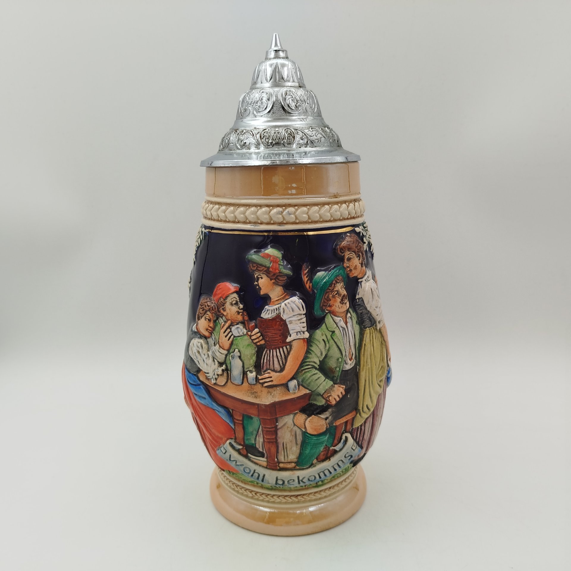 Кружка пивная с крышкой, украшенная трактирной сценой, керамика, олово, серебрение, люстр, роспись, Германия, 1960-1990 гг.