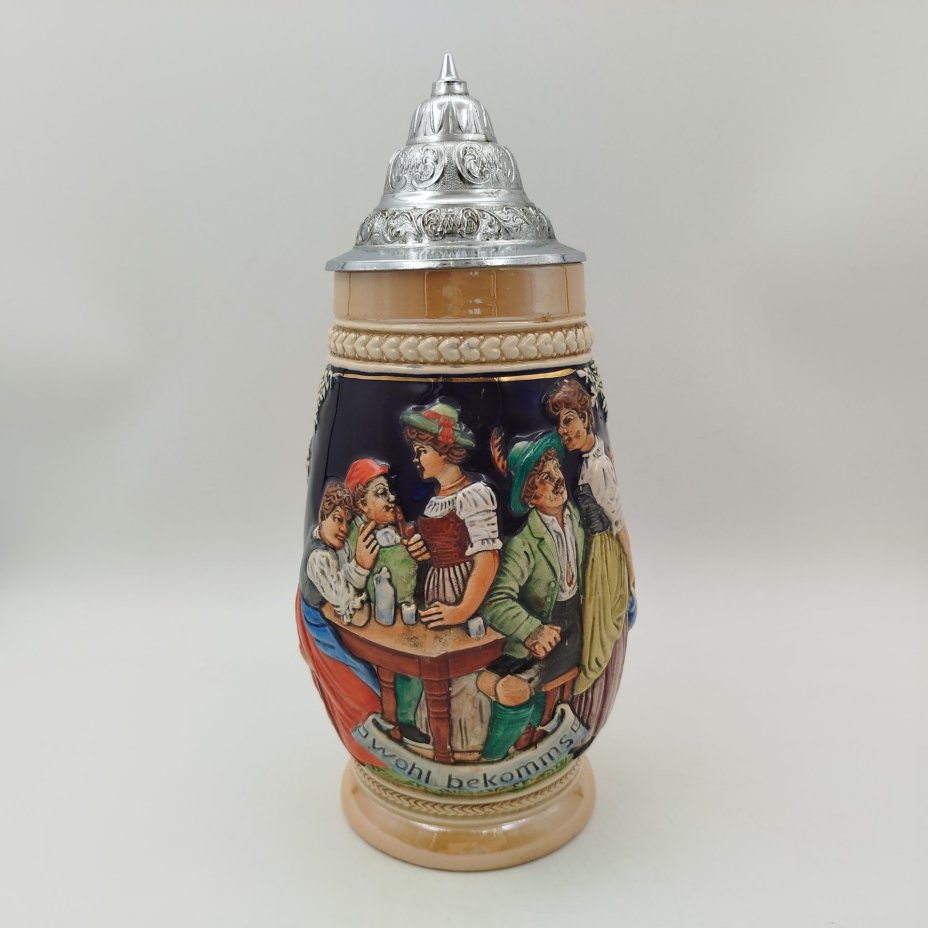 Кружка пивная с крышкой, украшенная трактирной сценой, керамика, олово, серебрение, люстр, роспись, Германия, 1960-1990 гг.