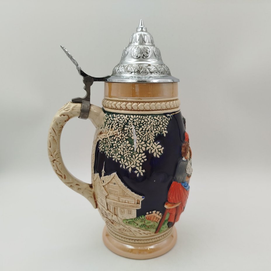 Кружка пивная с крышкой, украшенная трактирной сценой, керамика, олово, серебрение, люстр, роспись, Германия, 1960-1990 гг.