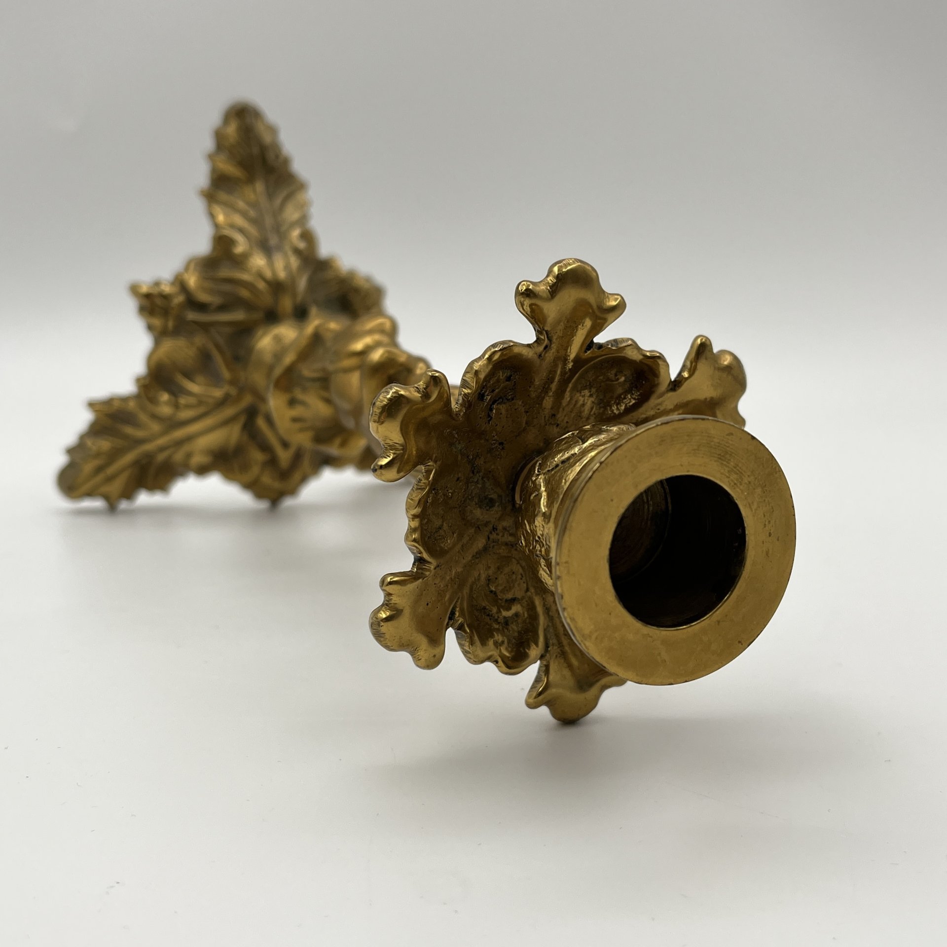 Подсвечник на фигурном основании в виде юноши с растительным побегом, латунь, литье, Западная Европа, 1980-1990 гг.