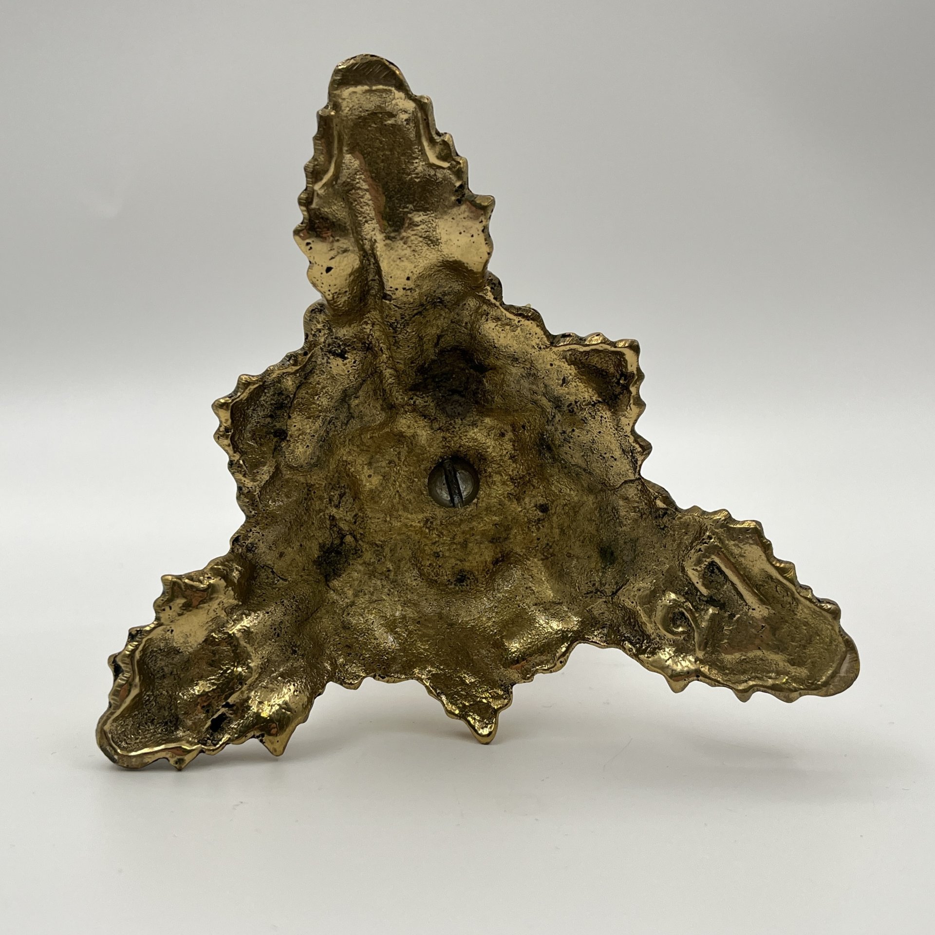 Подсвечник на фигурном основании в виде юноши с растительным побегом, латунь, литье, Западная Европа, 1980-1990 гг.