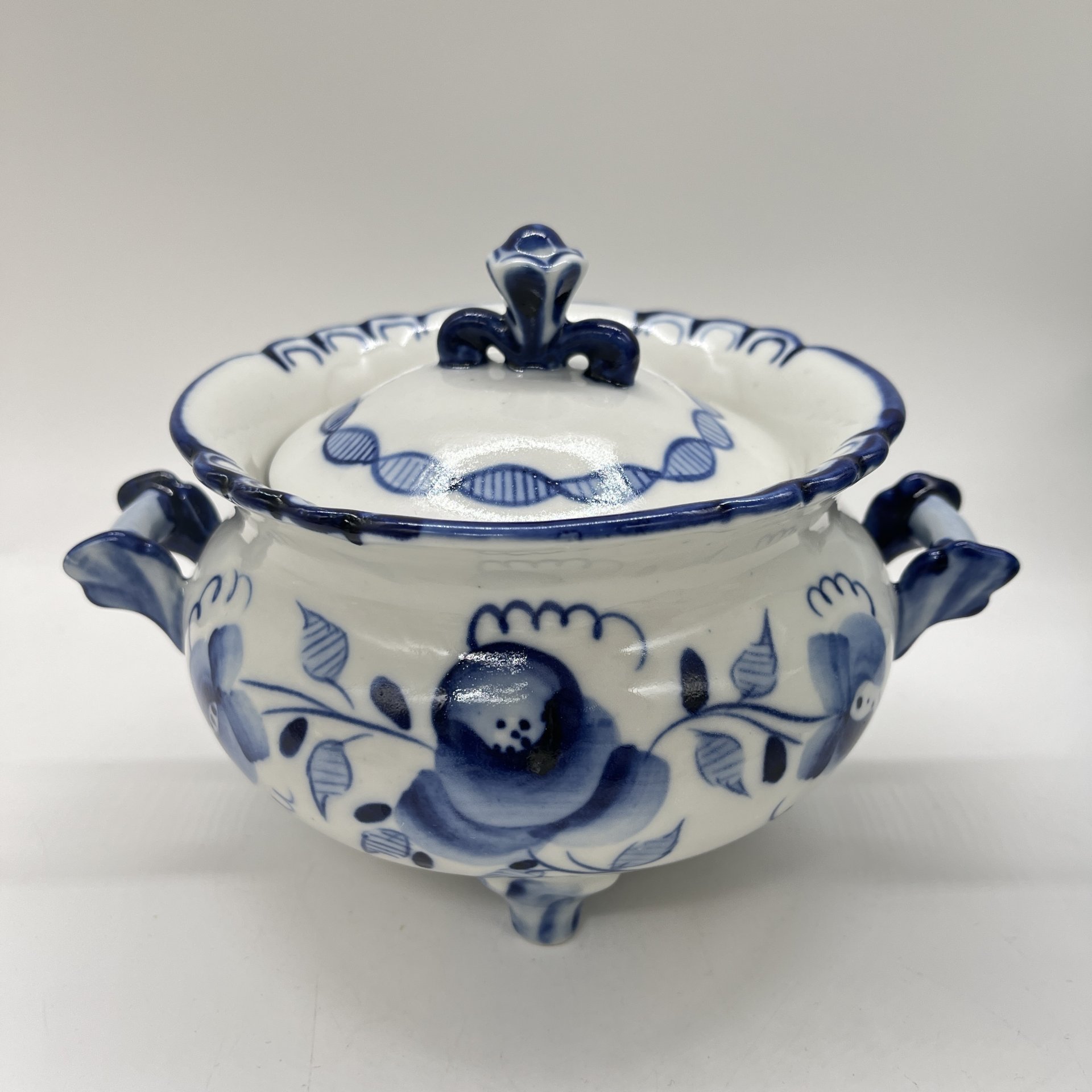 Сахарница (ёмкость для хранения) с цветочным расписным декором, фарфор, роспись, Объединение «Гжель», СССР, 1972-1985 гг.