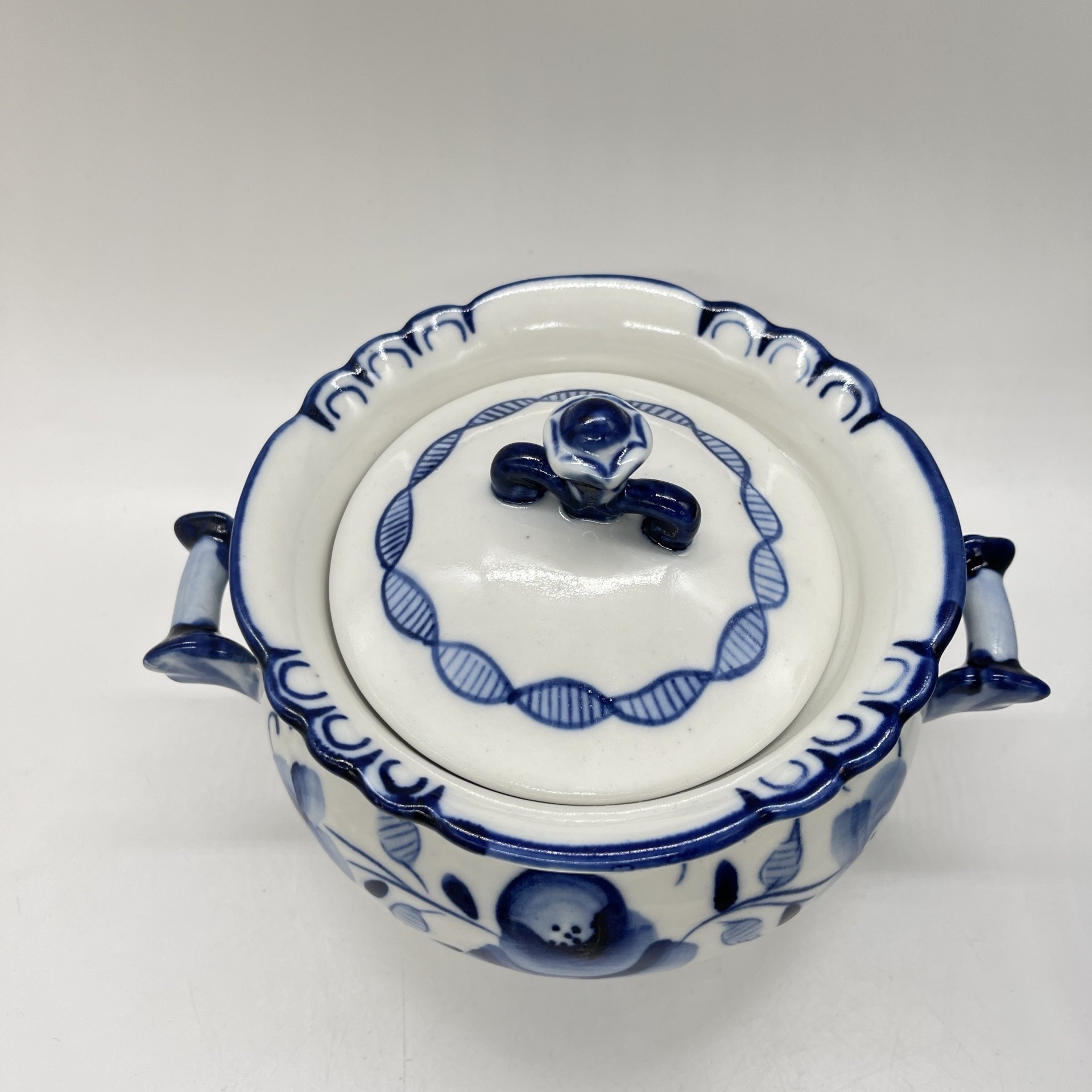 Сахарница (ёмкость для хранения) с цветочным расписным декором, фарфор, роспись, Объединение «Гжель», СССР, 1972-1985 гг.