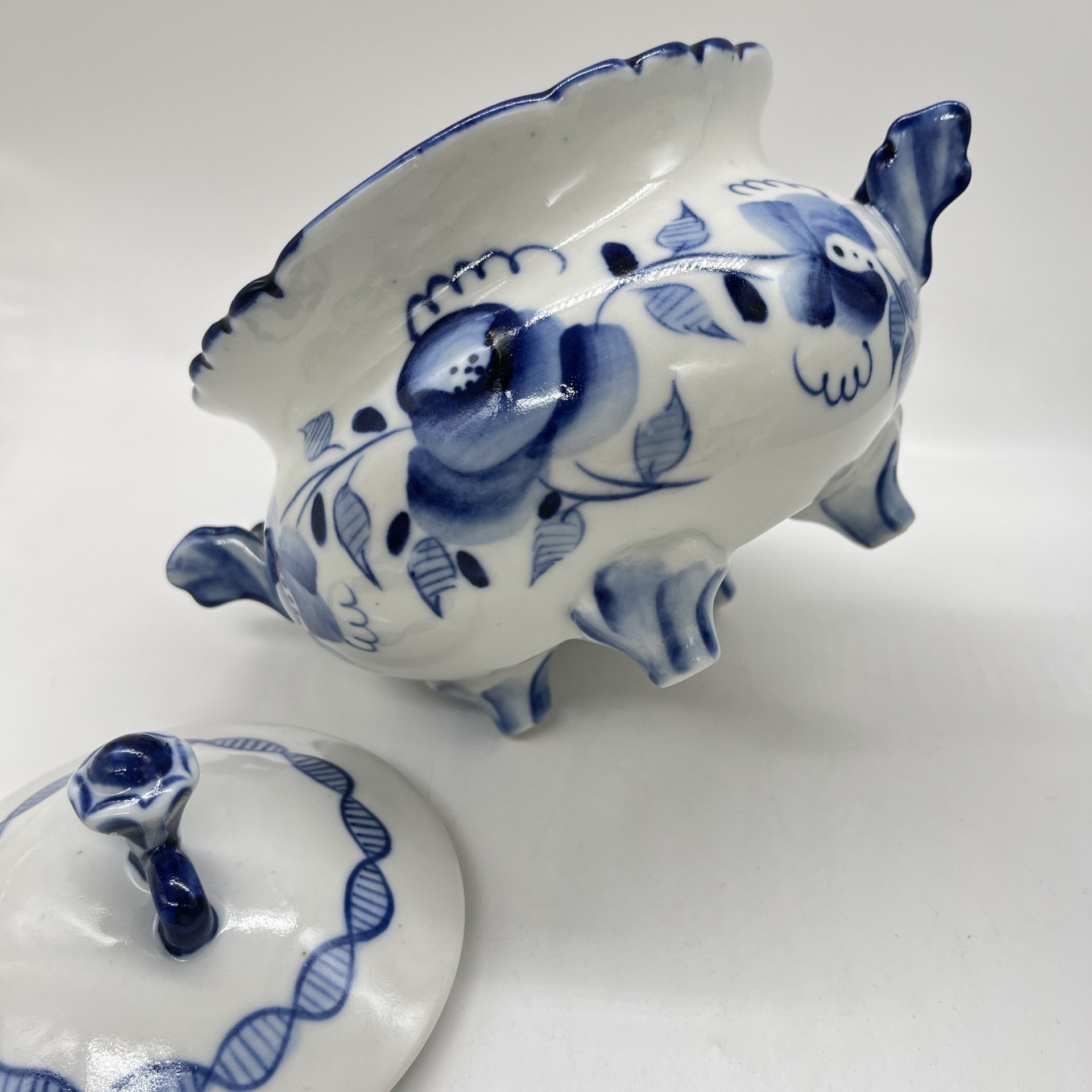 Сахарница (ёмкость для хранения) с цветочным расписным декором, фарфор, роспись, Объединение «Гжель», СССР, 1972-1985 гг.