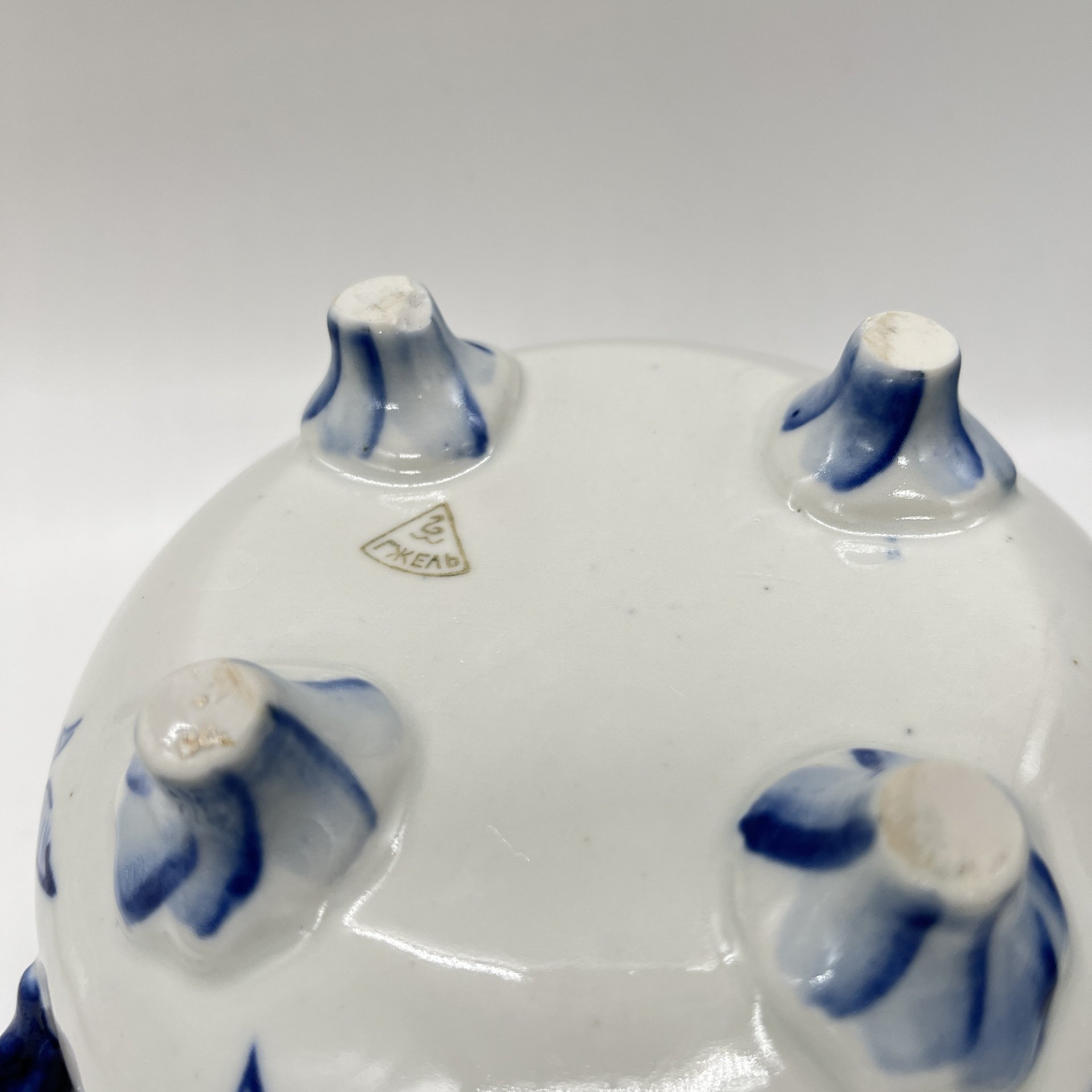 Сахарница (ёмкость для хранения) с цветочным расписным декором, фарфор, роспись, Объединение «Гжель», СССР, 1972-1985 гг.