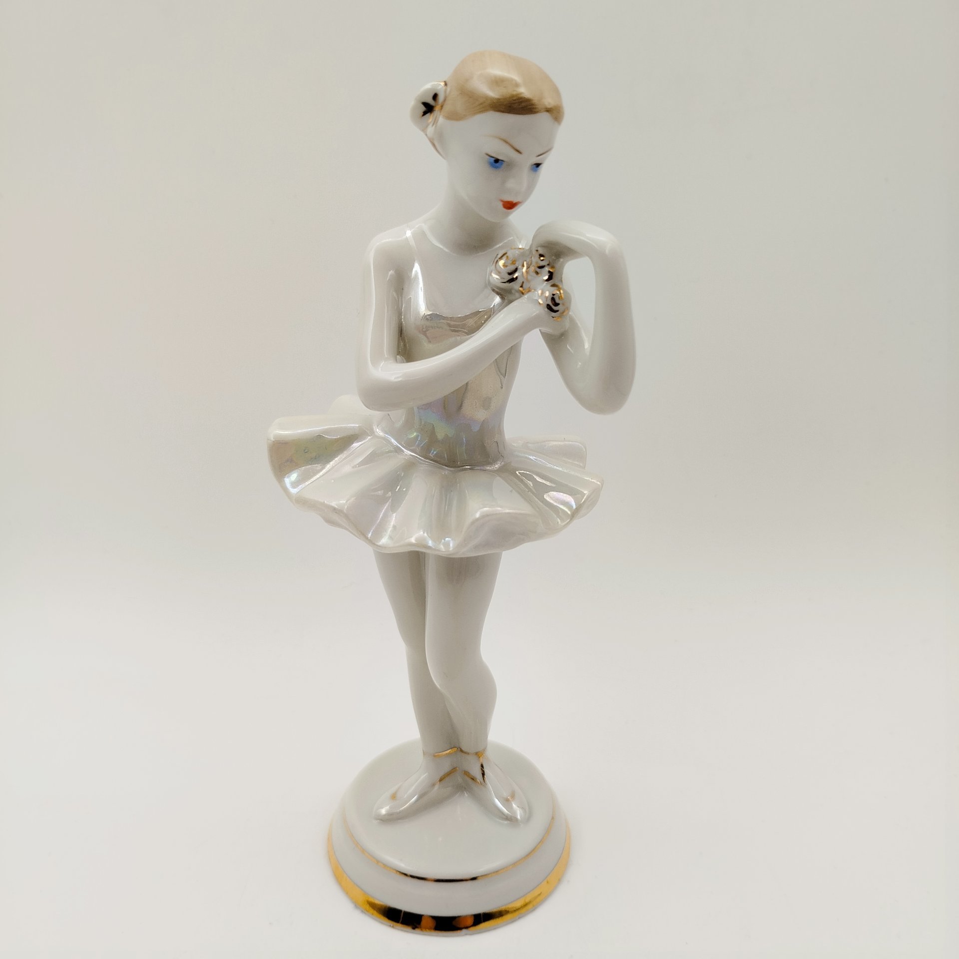 Статуэтка "Балерина с цветком", скульптор О. С. Артамонова, фарфор, роспись, люстр, золочение, Дмитровский фарфоровый завод (ДФЗ Вербилки), СССР, 1954-1965 гг.