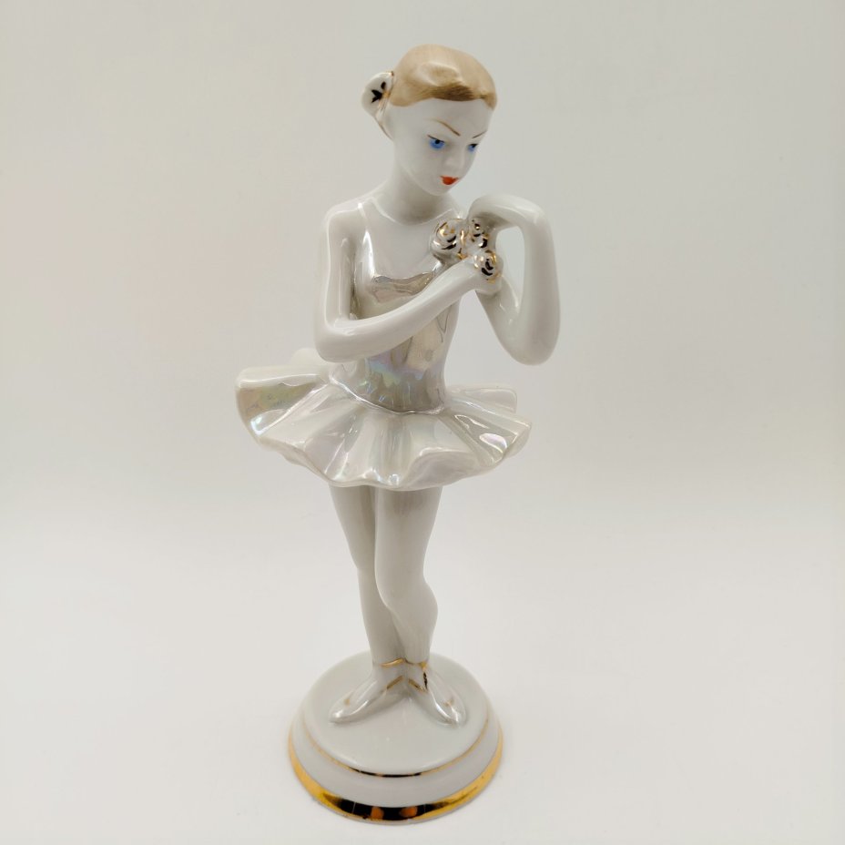 Статуэтка "Балерина с цветком", скульптор О. С. Артамонова, фарфор, роспись, люстр, золочение, Дмитровский фарфоровый завод (ДФЗ Вербилки), СССР, 1954-1965 гг.