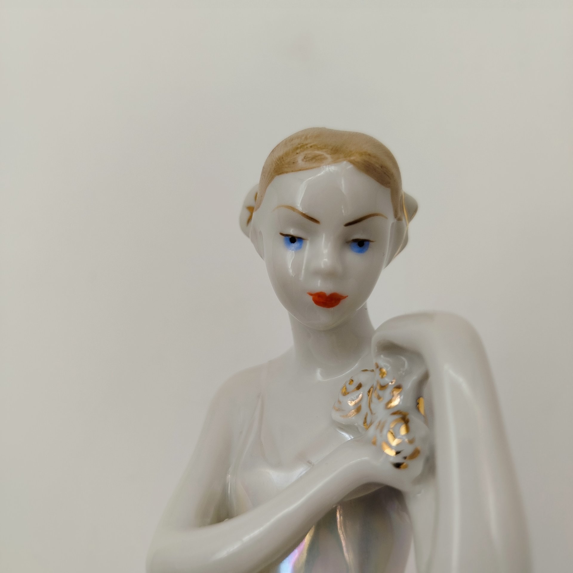 Статуэтка "Балерина с цветком", скульптор О. С. Артамонова, фарфор, роспись, люстр, золочение, Дмитровский фарфоровый завод (ДФЗ Вербилки), СССР, 1954-1965 гг.